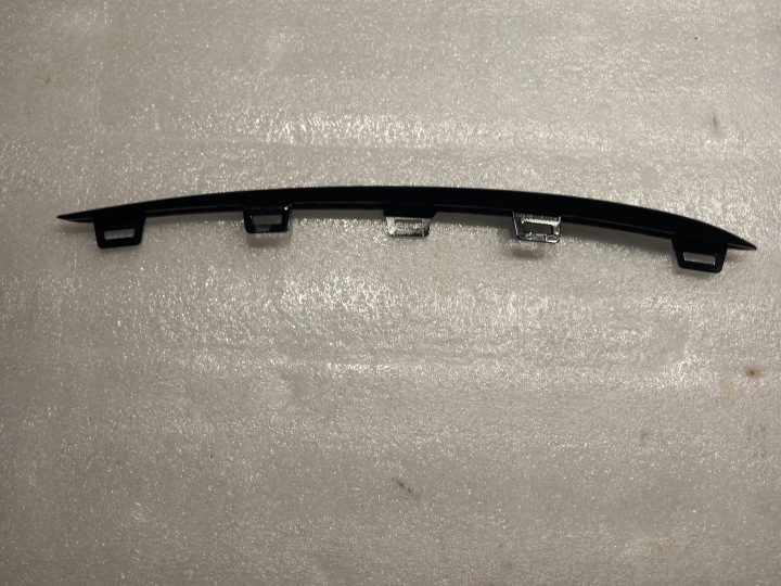 Etupuskurin verhoilun kansi oikea Mercedes GLE W167 A1678858303
