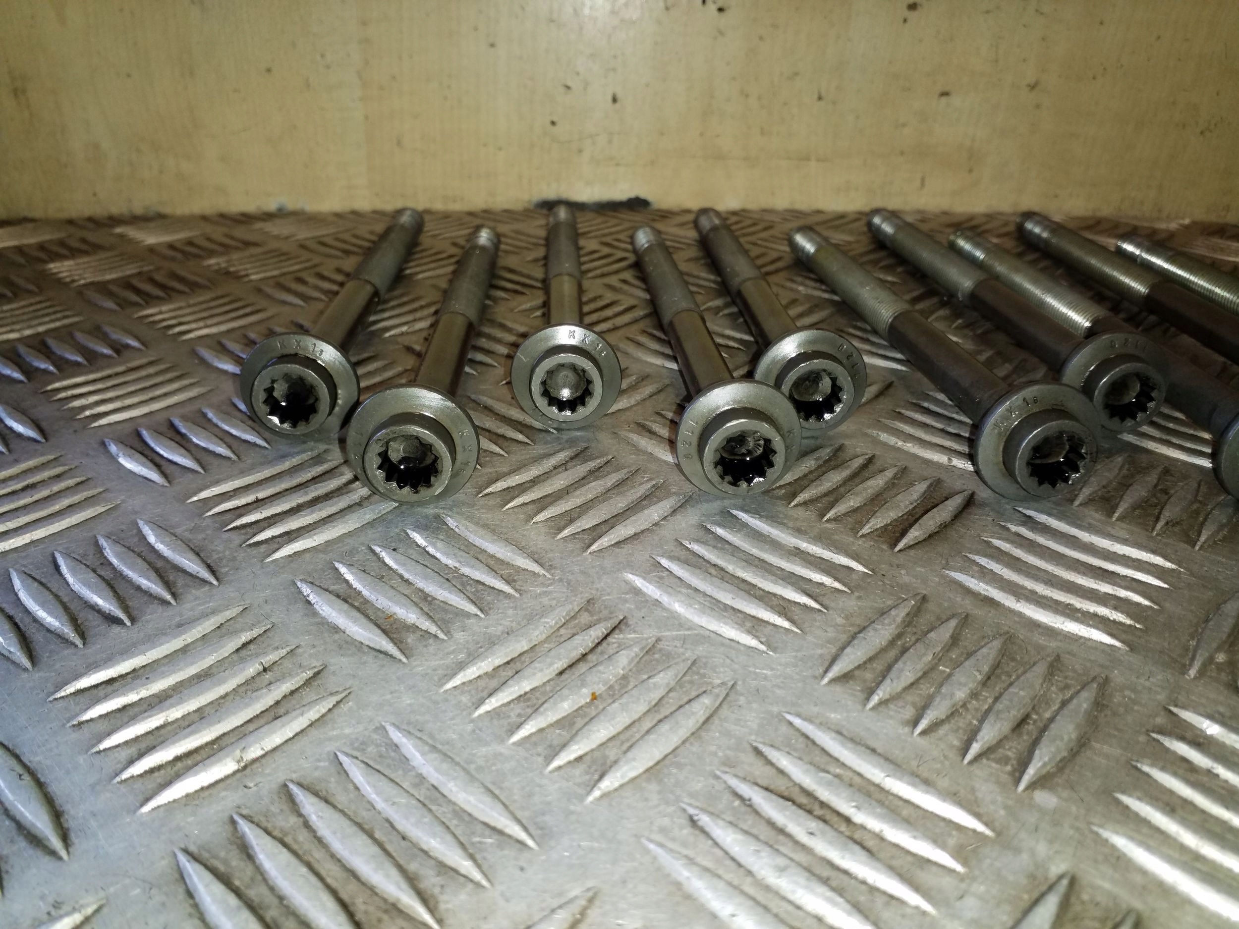 Tornillos para culata Volvo XC90 OEM VAL185809 image 3