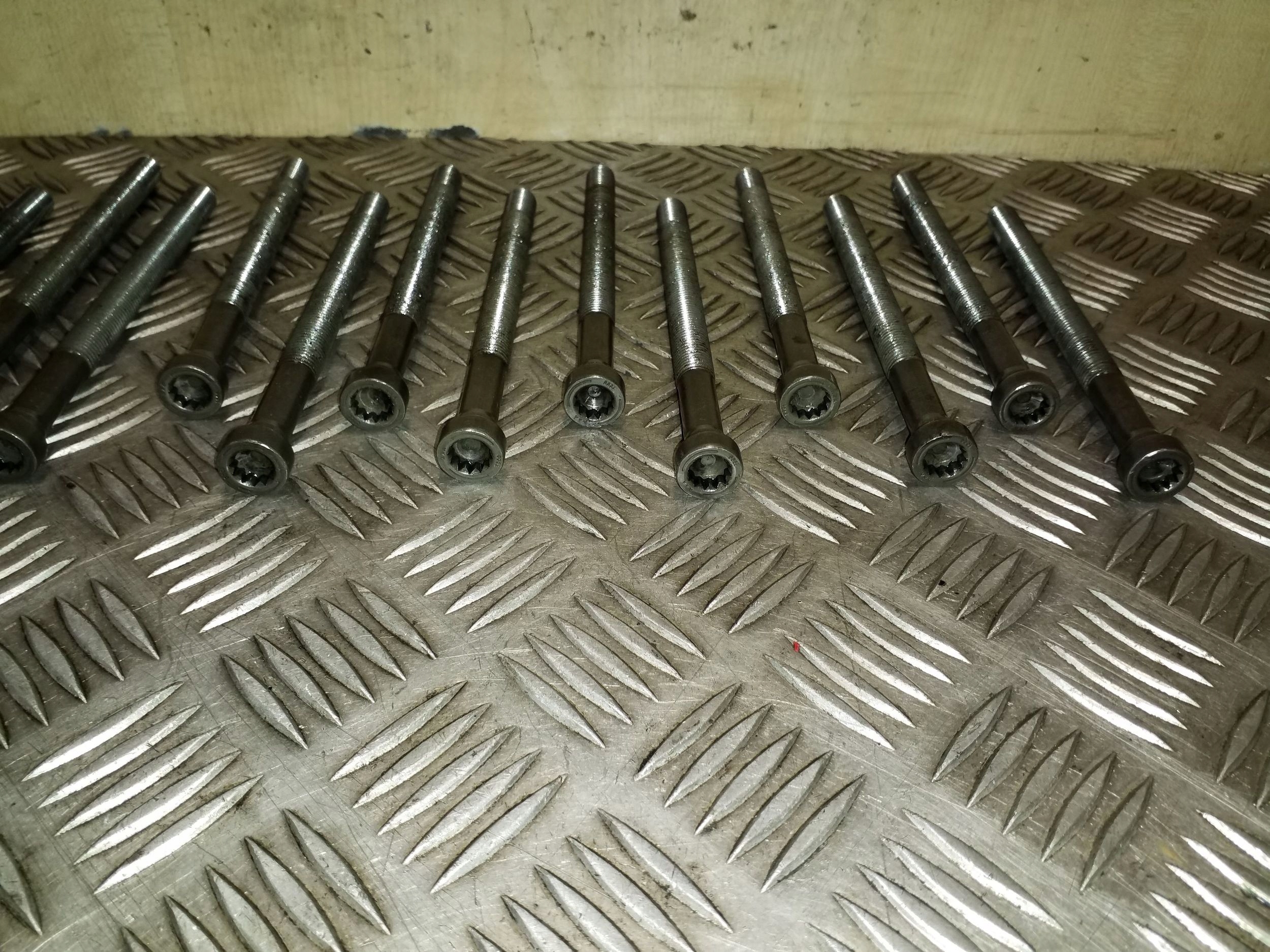 Vis de culasse VW Touareg II - OEM VAL137983 image 4