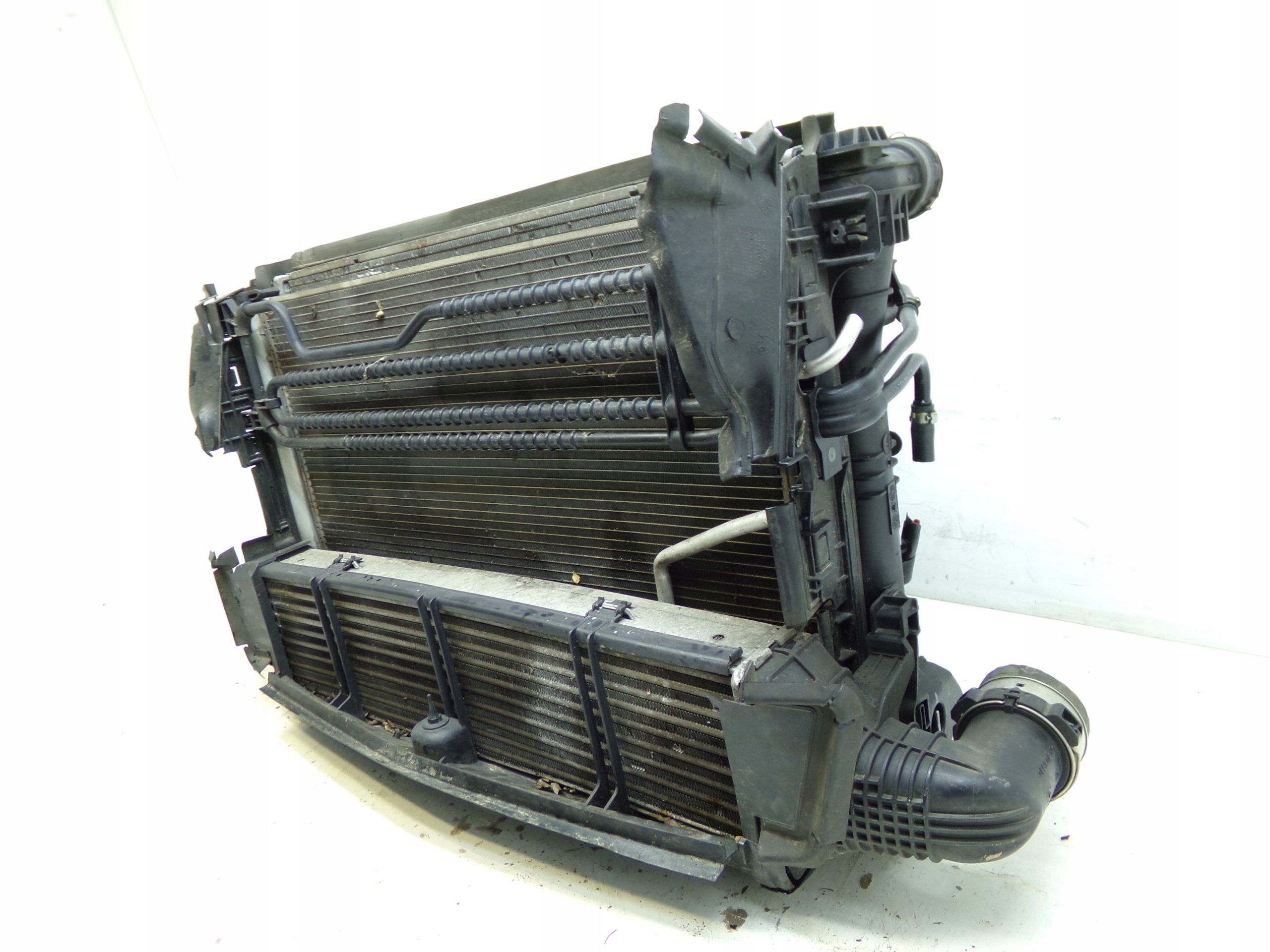 Etujäähdyttimen vahvistusvyö Mercedes C-sarja W204 2.2 CDI 07-
