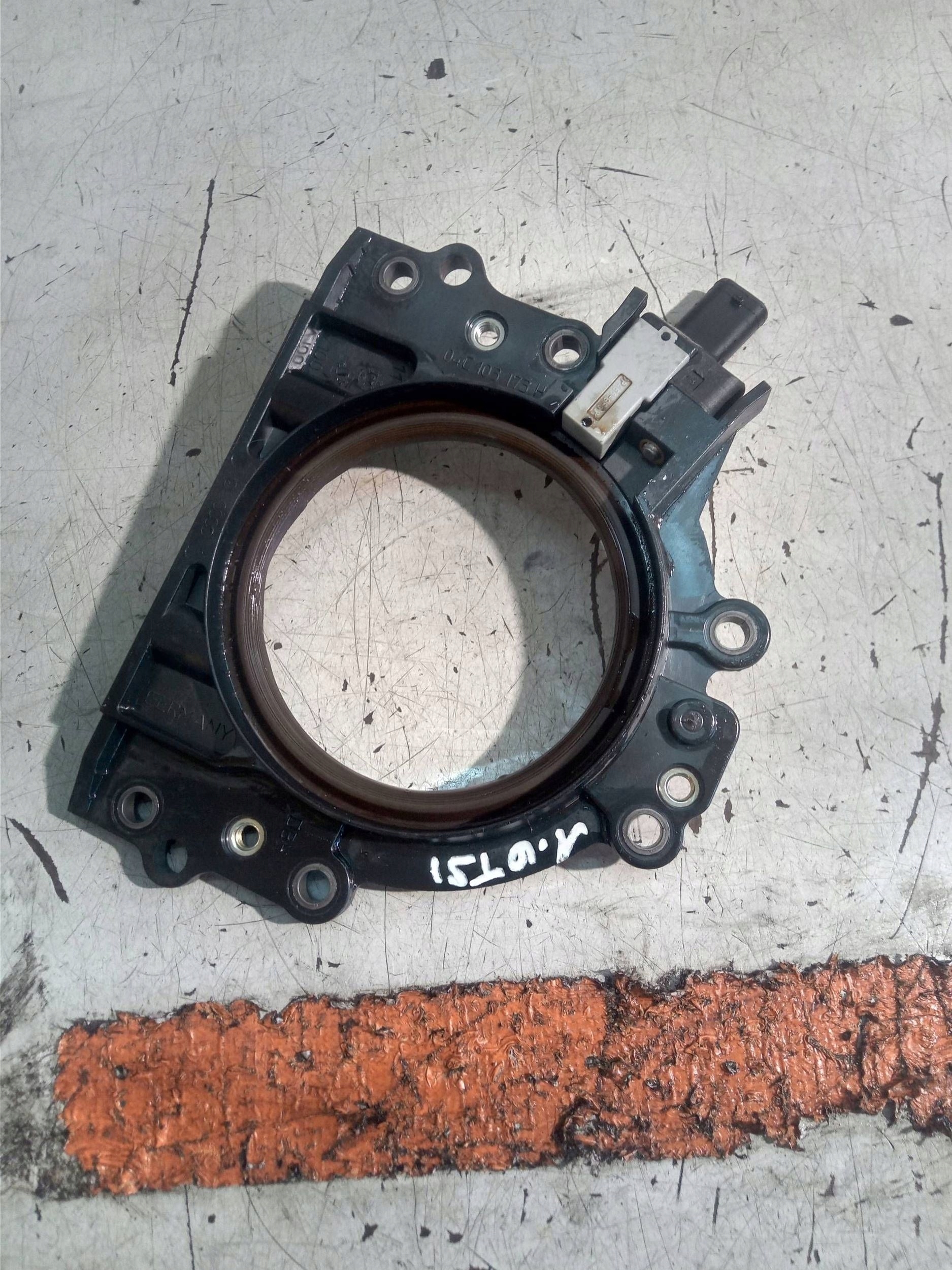 VW Audi Skoda Seat 1.0 TSI Kampiakselin anturin suojus OE 05E906433B
