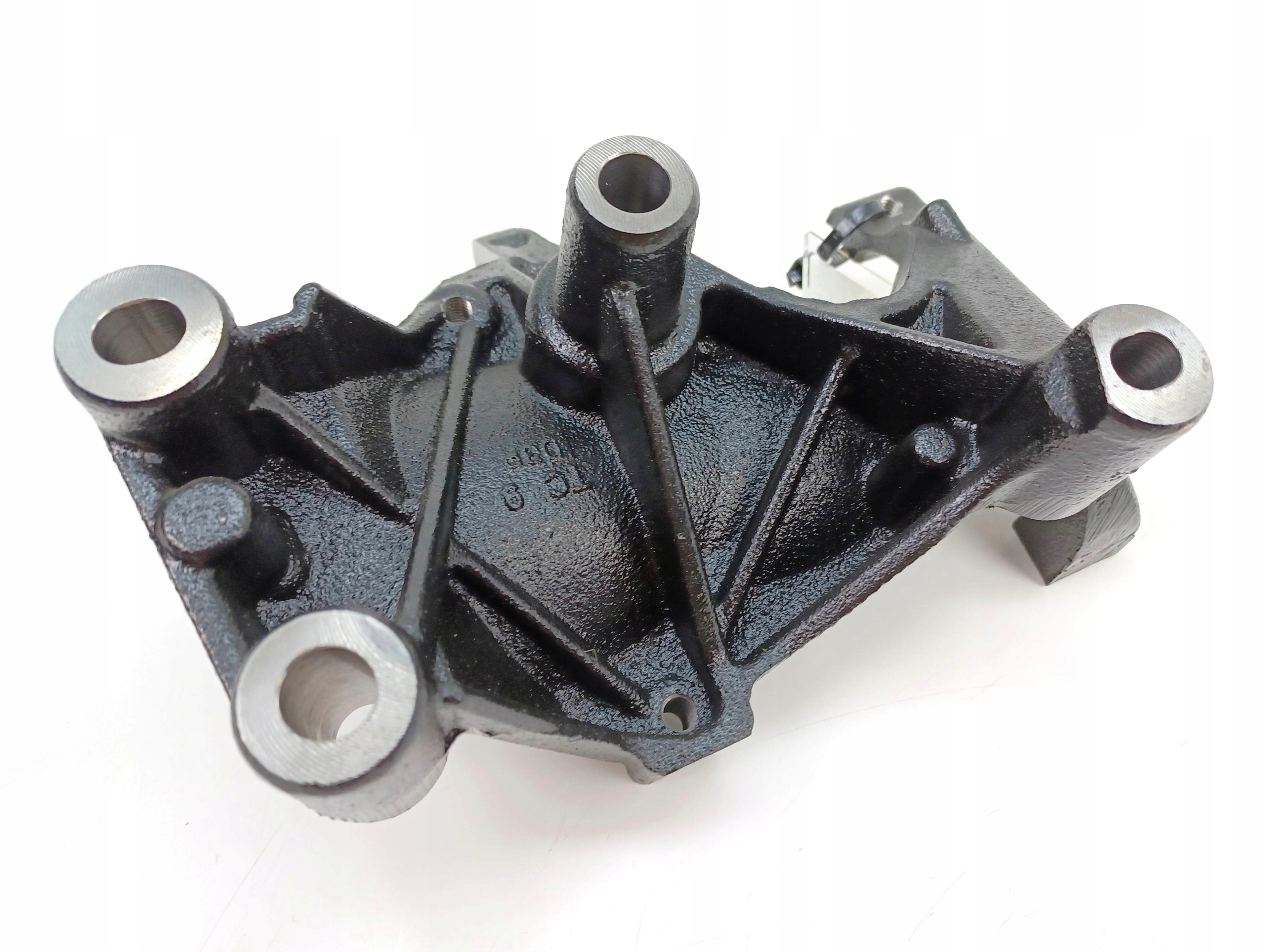 Turbo steun VW Passat B8 04L131159A image 3
