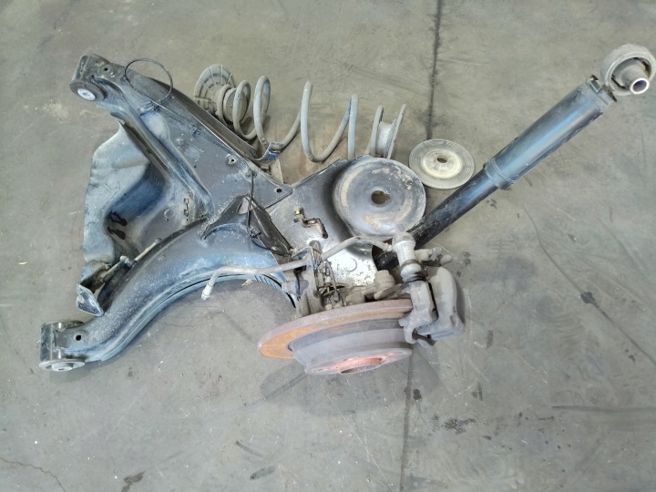 Braccio, mozzo, ammortizzatore, snodo sinistro posteriore Mercedes V W447 447