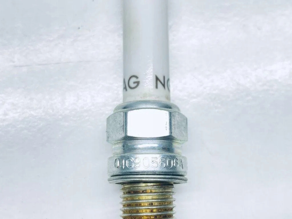 Bujía NGK ZKER6A-10EG VW 04C905606A TSI Usada image 3