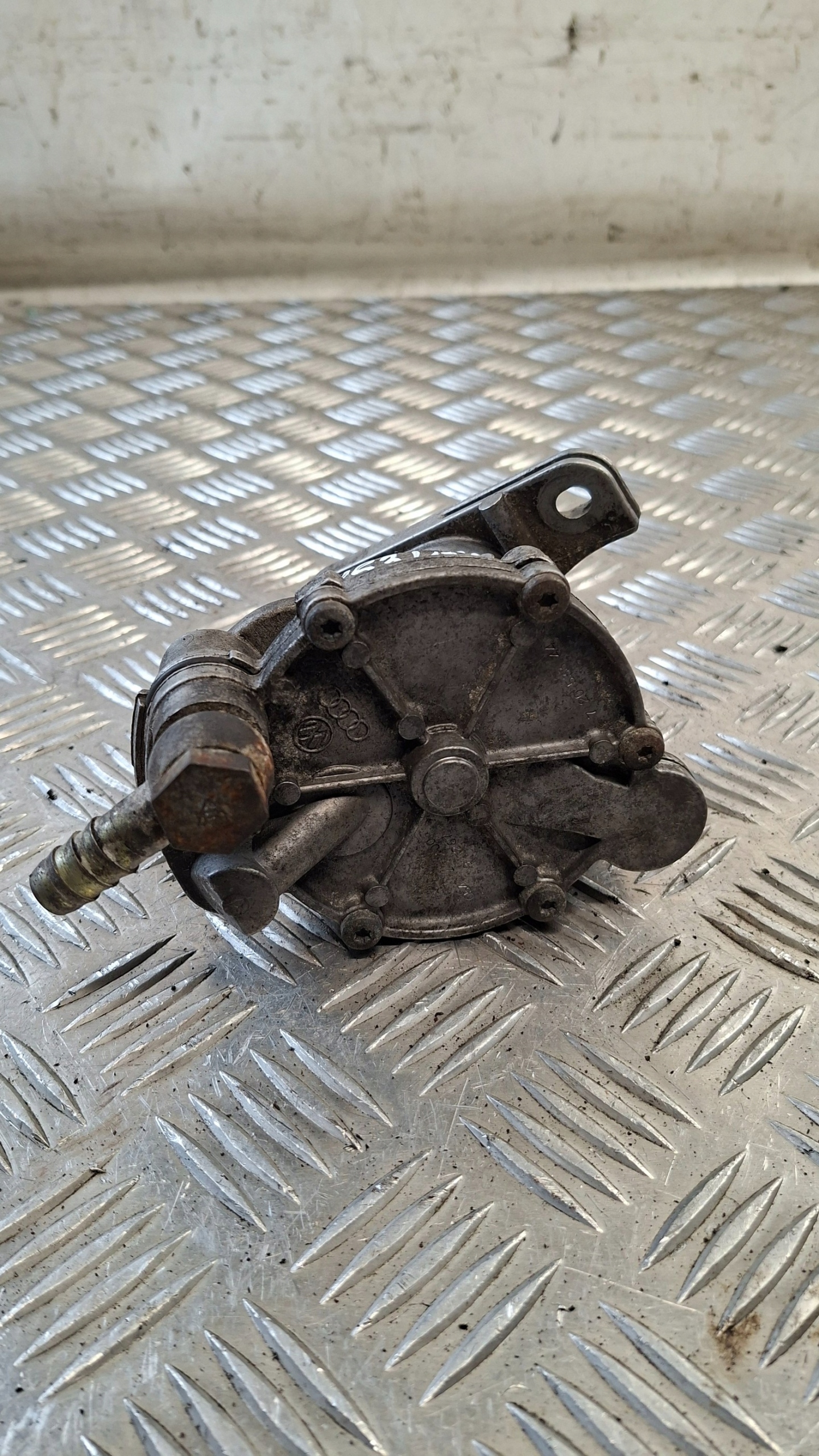 Vacuum Pump Audi 100 C3 2.3 OEM 054145100 Used