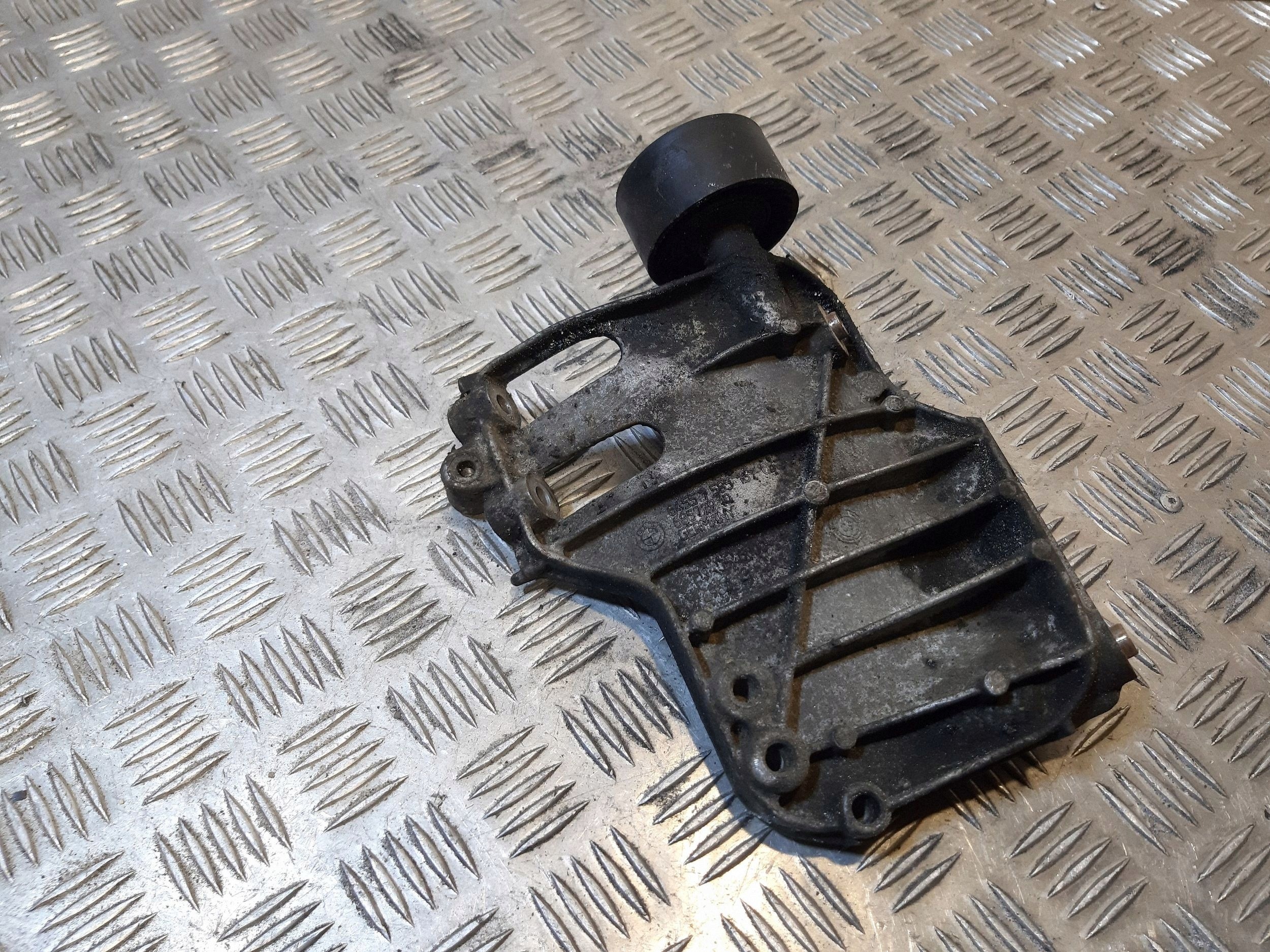 BMW OE 7585167 5' F10 F11 A/C Compressor Mounting Bracket image 3