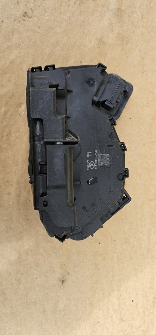 Oikea etuoven lukko VW Audi Skoda Seat OEM 5TB837016
