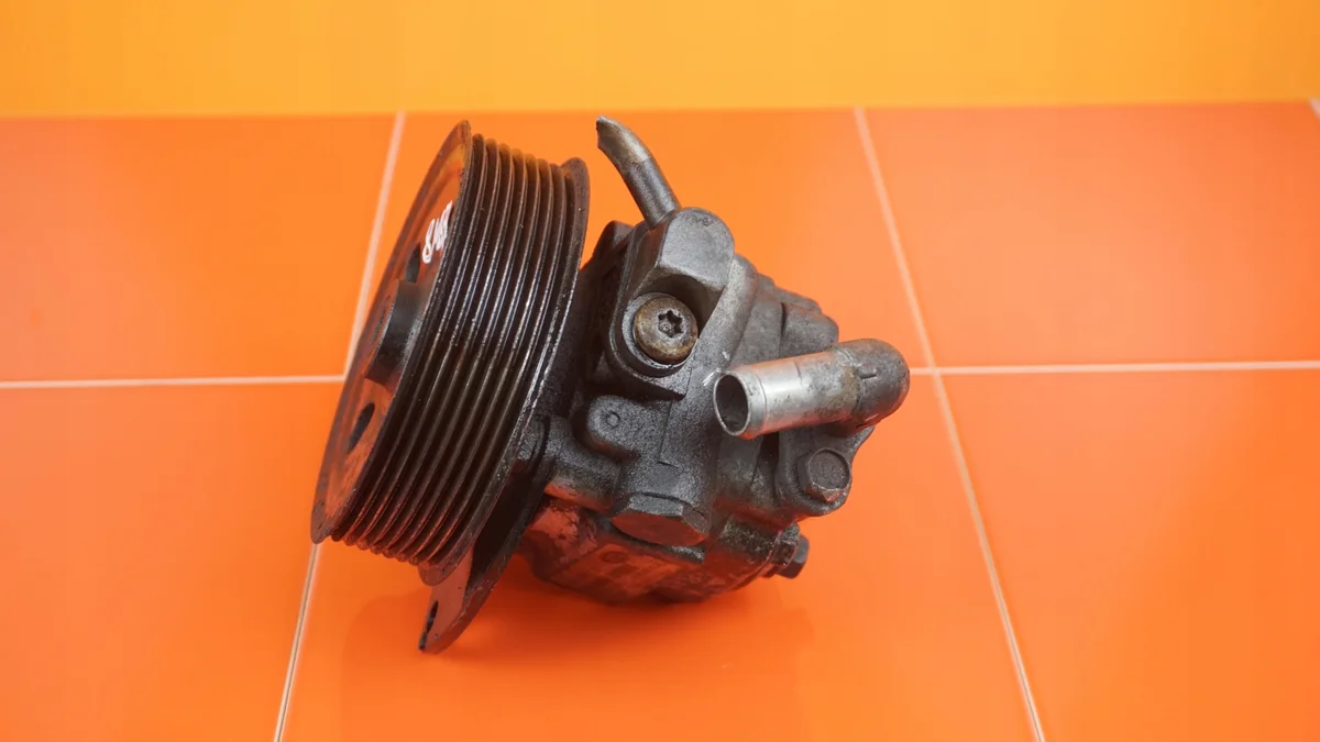 Ohjaustehostimen pumppu Land Rover Discovery III 2.7 TD V6 8MB333POMPAQVB500620