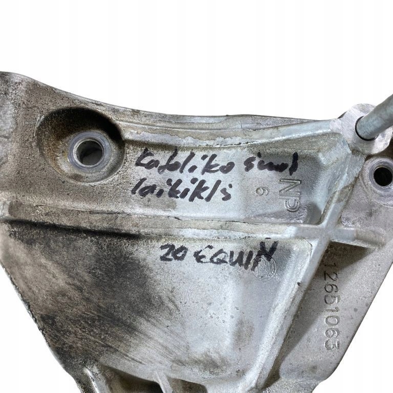 2020 Chevrolet Equinox ilmastointikompressorin kiinnike 12651063 image 3
