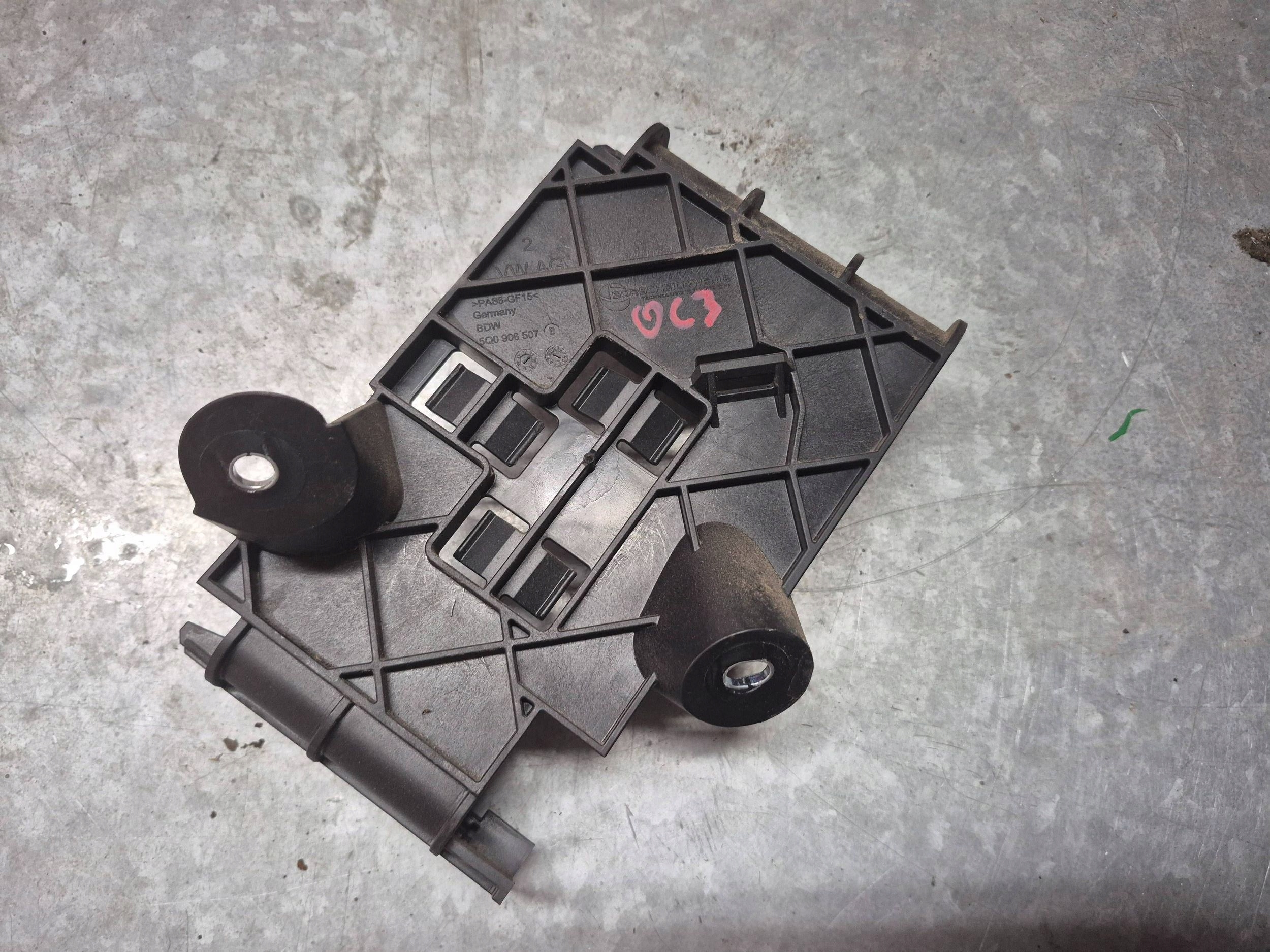 Skoda Octavia Mk3 5Q0906507 Engine Control Unit Bracket image 3