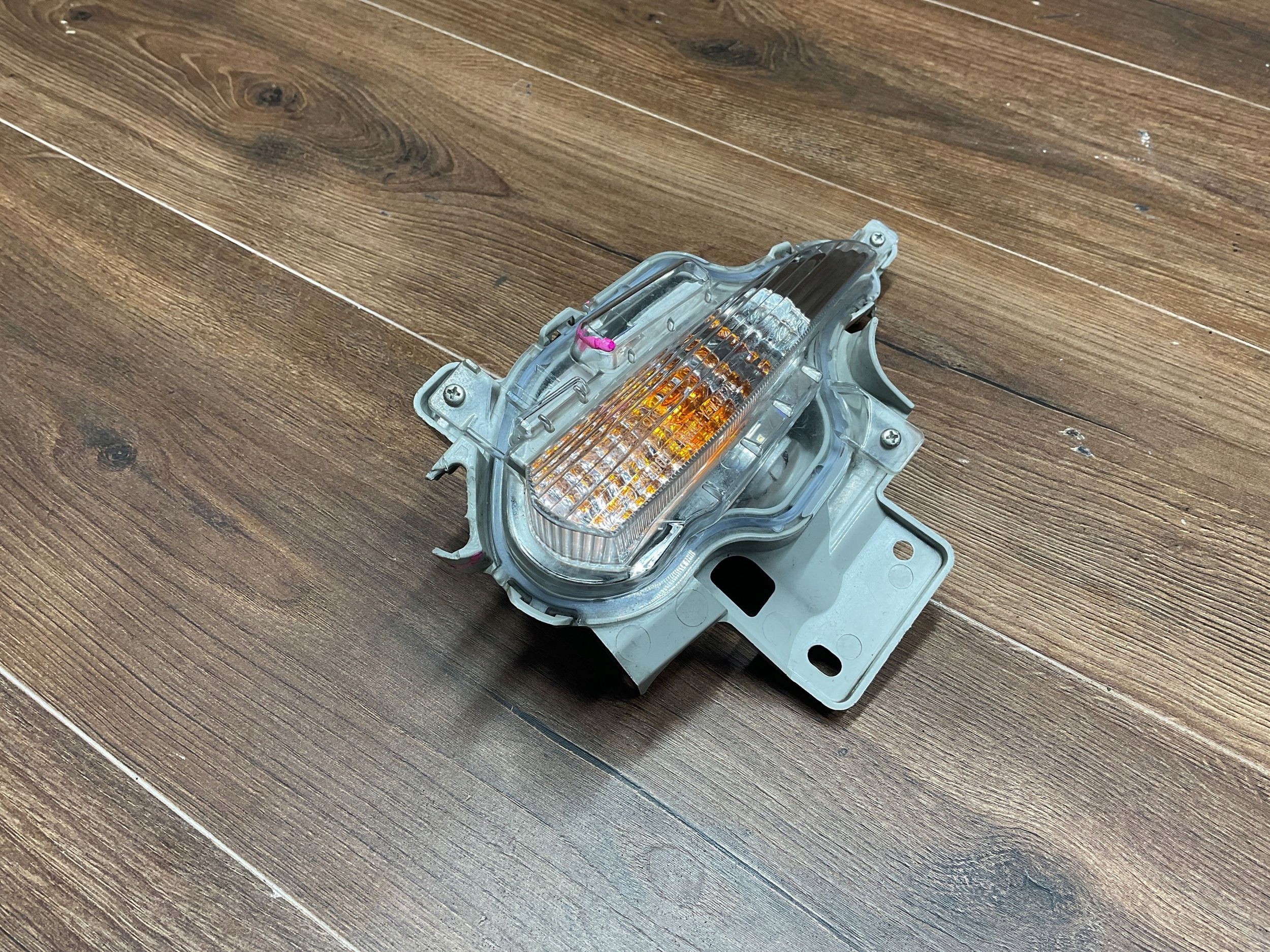 Etusumuvalo vasen etupuskuriin Mazda 3 17-18 B63C51360A