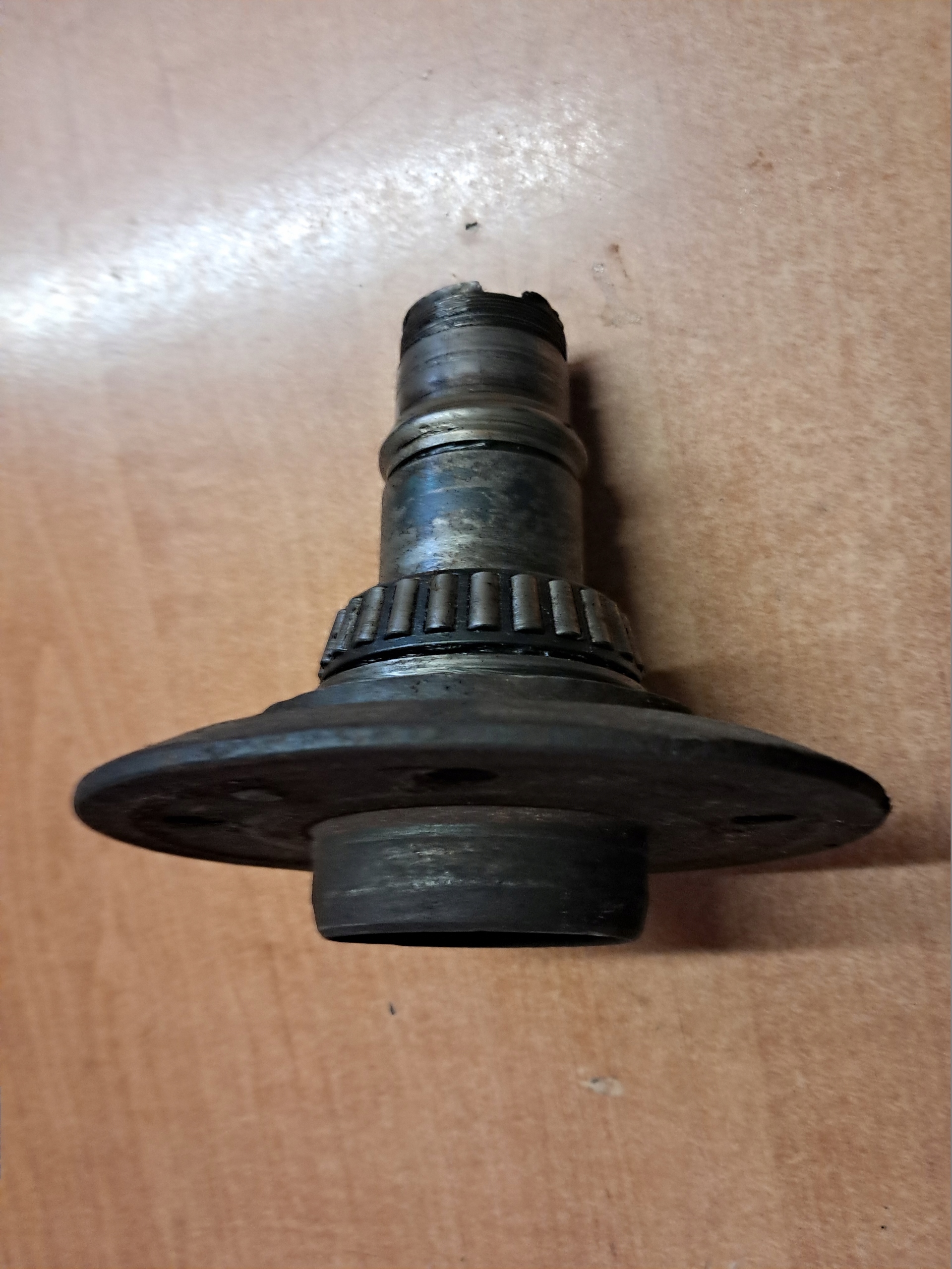 Used Rear Hub L=P Mercedes W123 W116 W115 W126 W114 OEM 1263501246