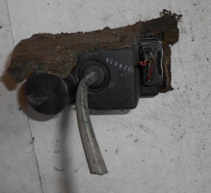 Audi 80 90 B3 100 keskuslukon pumppu 443862257H