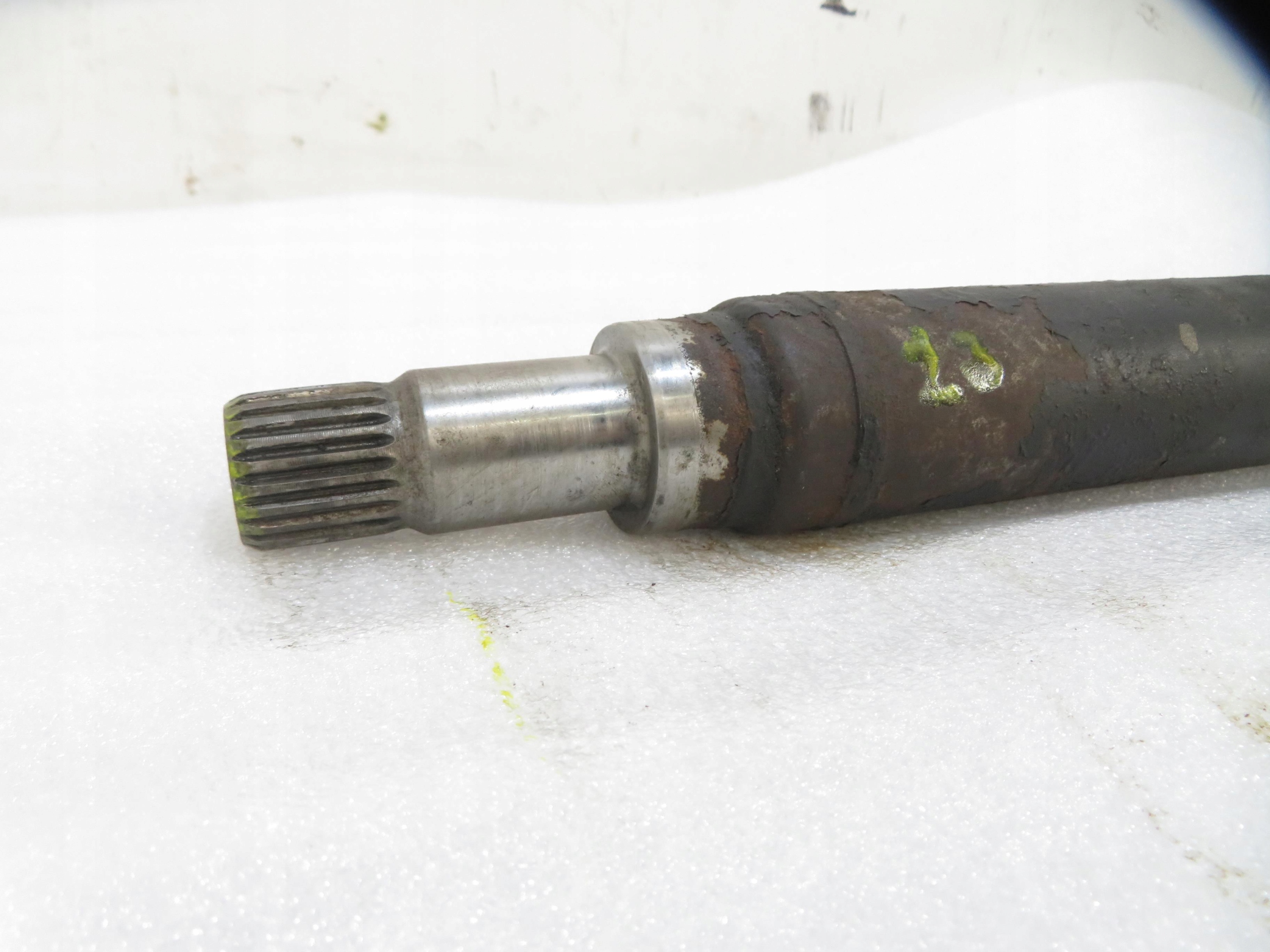 Etuakselin oikea puoli akseli Mercedes W245 B 180
