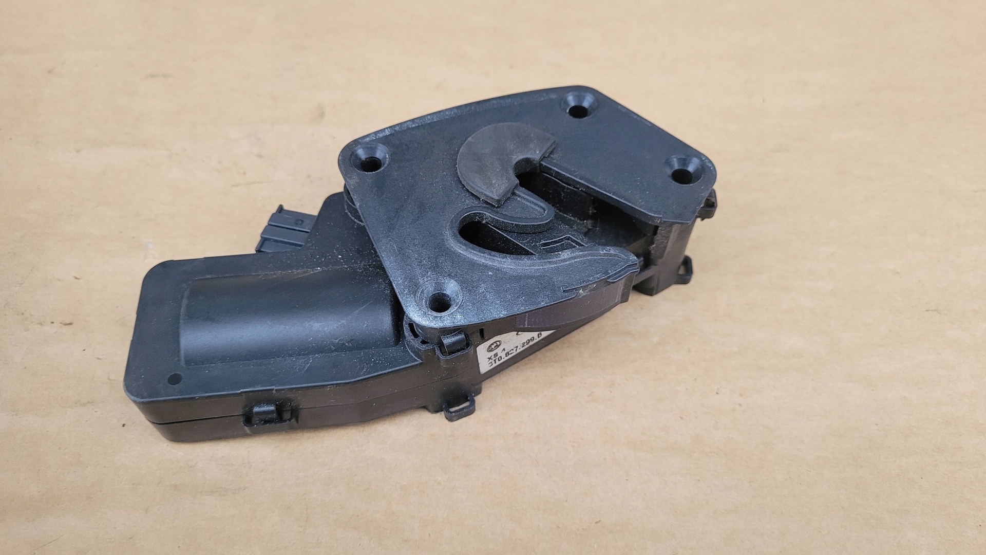 Takaikkunan lukko vasen Skoda Superb II 3T 3T0827299B