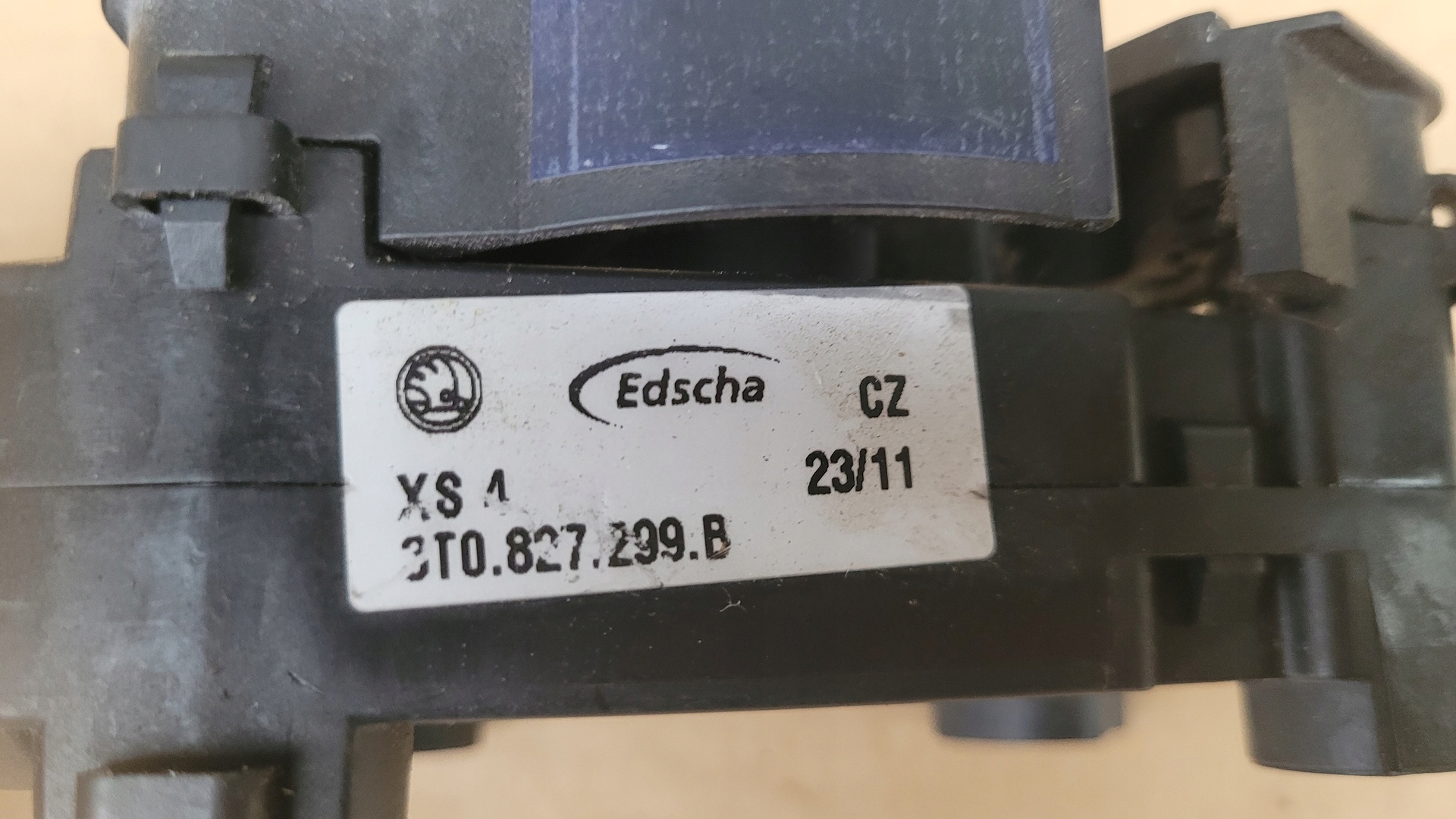 Fecho Vidro Traseiro Esq. Skoda Superb II 3T Usado image 4