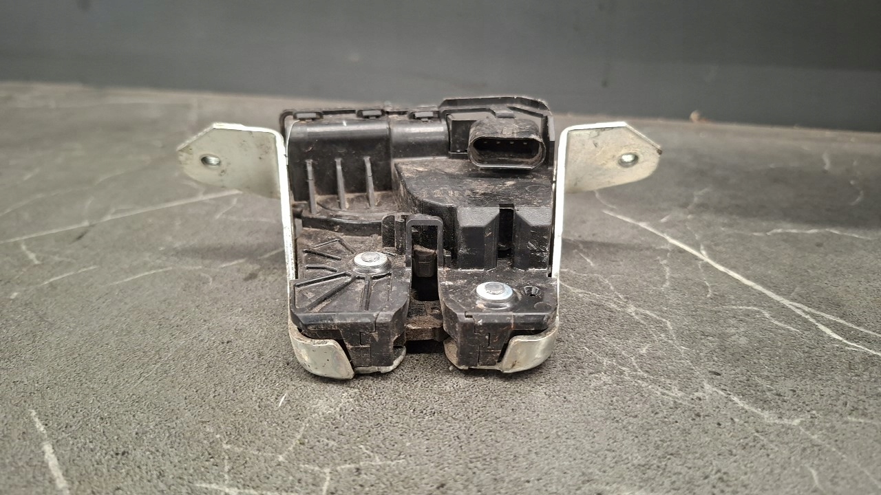Takaluukun lukko MERCEDES W117 a0997400680