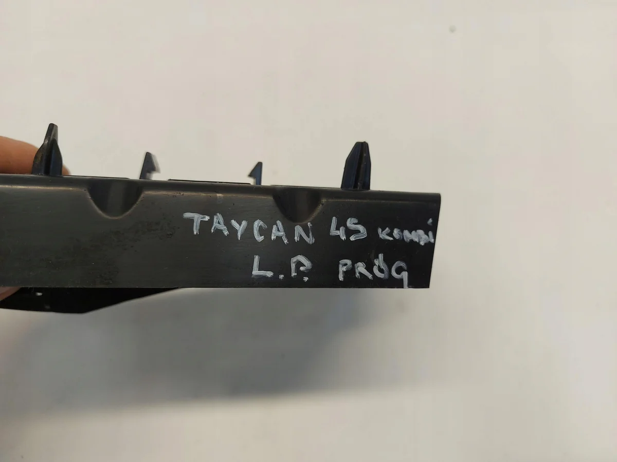 Porsche Taycan Cross Turismo Halterung Links Vorne image 4