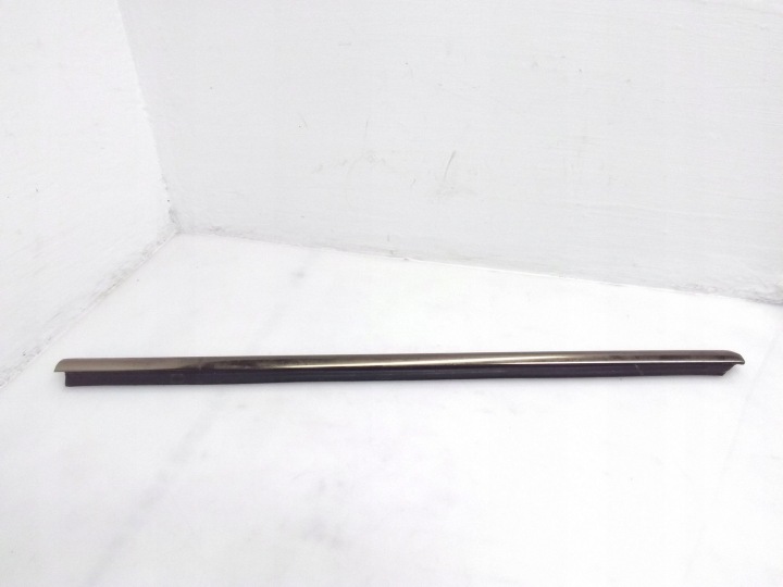 Mercedes-Benz E W124 1995 Oikea puoli Takaikkunan lista