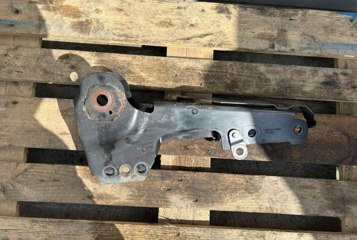 Ohjaamon ripustuksen kiinnike Mercedes Antos MP4 A9613102558