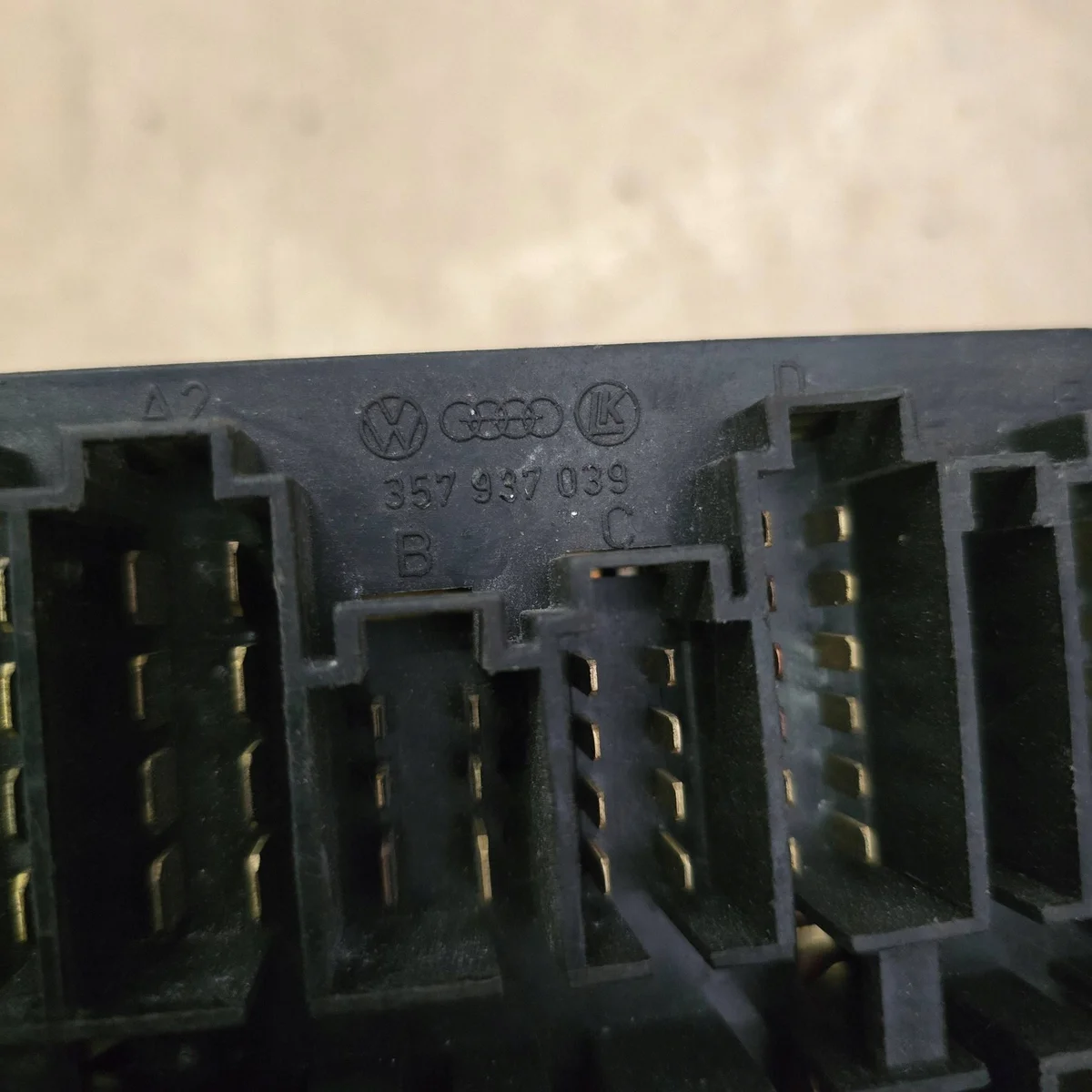 Säkringsbox Volkswagen OE 357937039 image 4