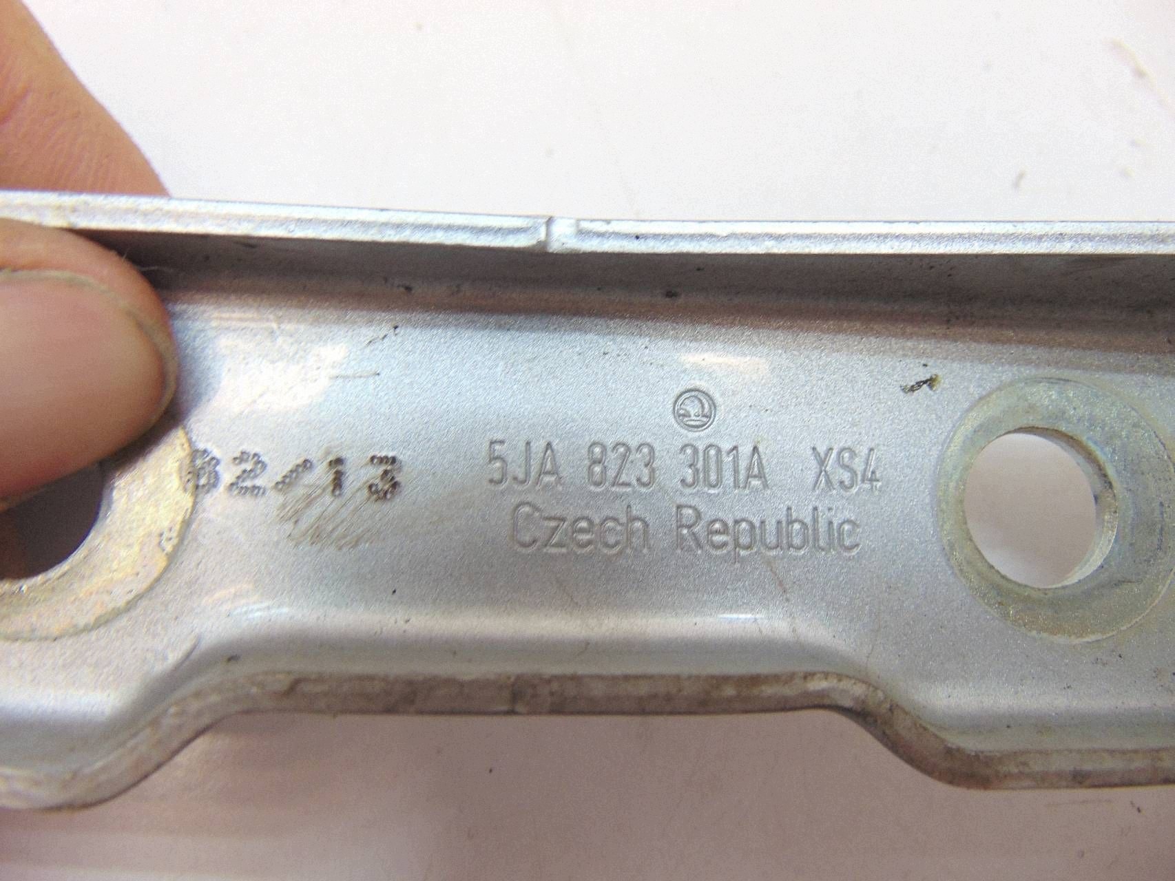 Dobradiças Capô Skoda Rapid Usadas OEM 5JA823301A image 3