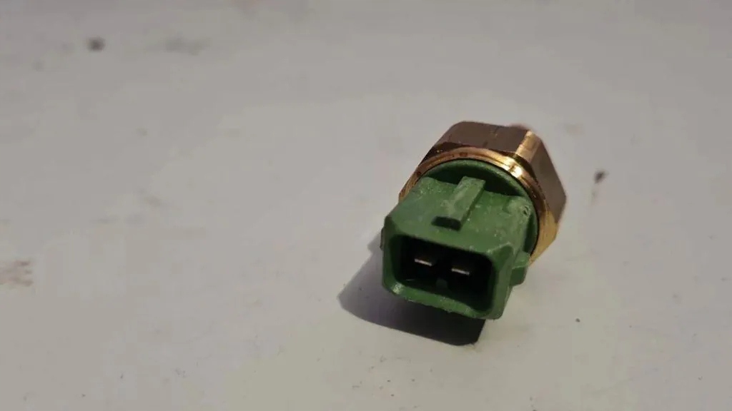 Koelvloeistoftemperatuursensor Ford Mondeo II (BAP) 96FB10884AA image 2