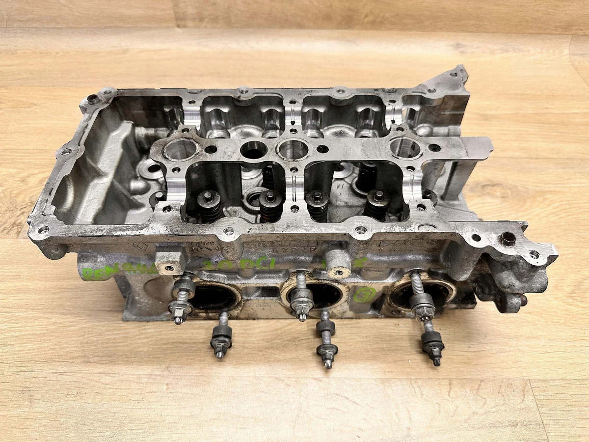 Sylinterikannen oikea puoli Renault V9X 8200816799