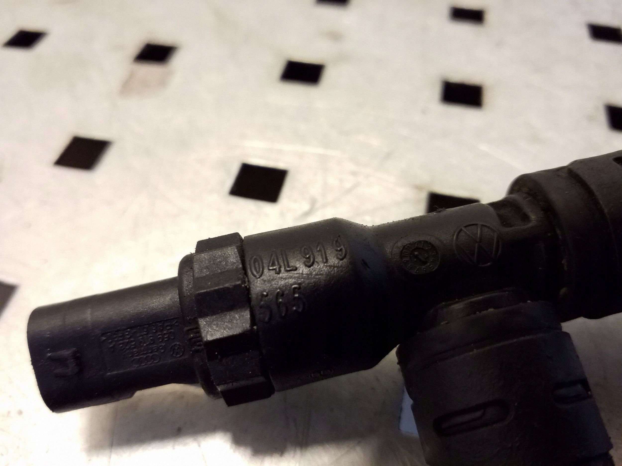 Käytetty polttoaineen lämpötila-anturi VW Seat Audi 04L919565