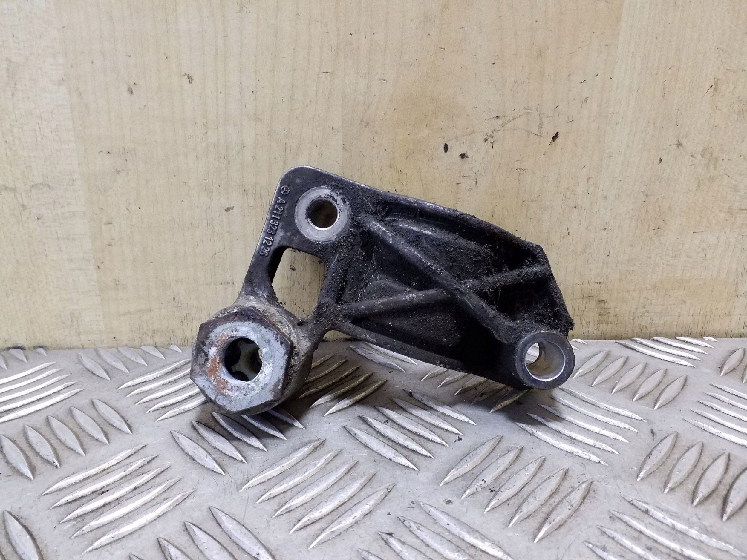 2008 Mercedes-Benz E W211 Front Stabilizer Bracket A2113231226 image 2