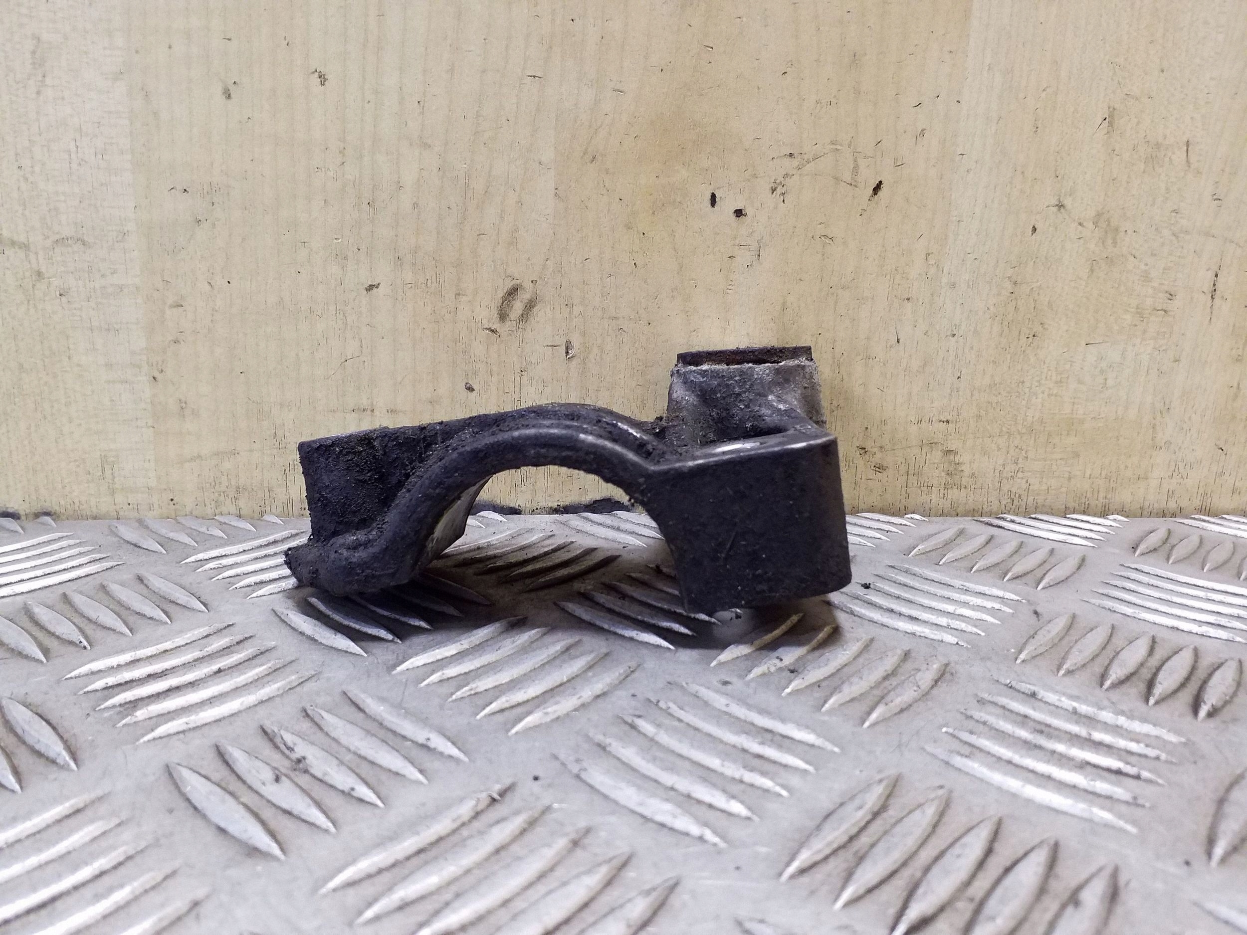 2008 Mercedes-Benz E W211 Front Stabilizer Bracket A2113231226 image 3
