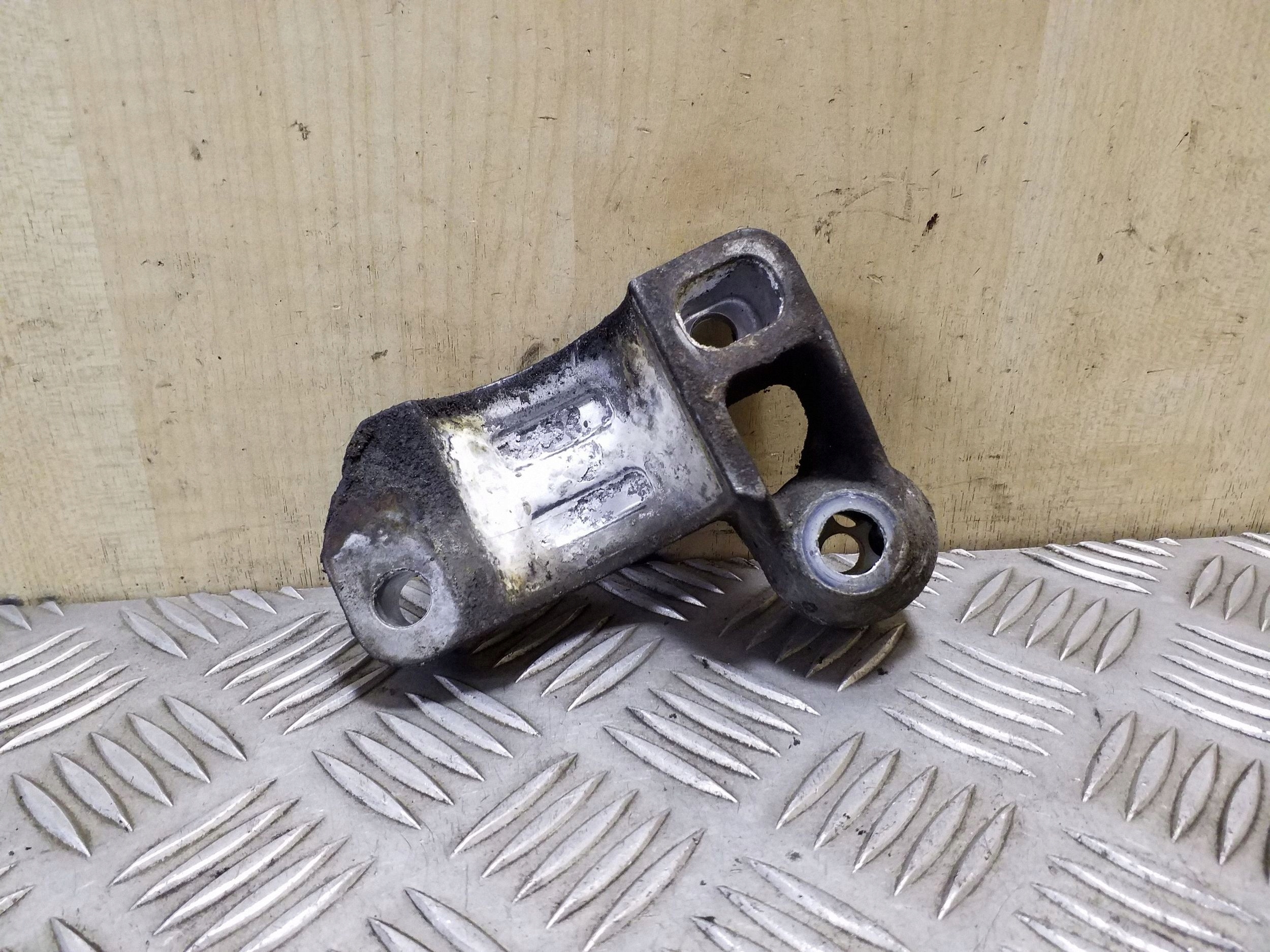 2008 Mercedes-Benz E W211 Front Stabilizer Bracket A2113231226 image 5