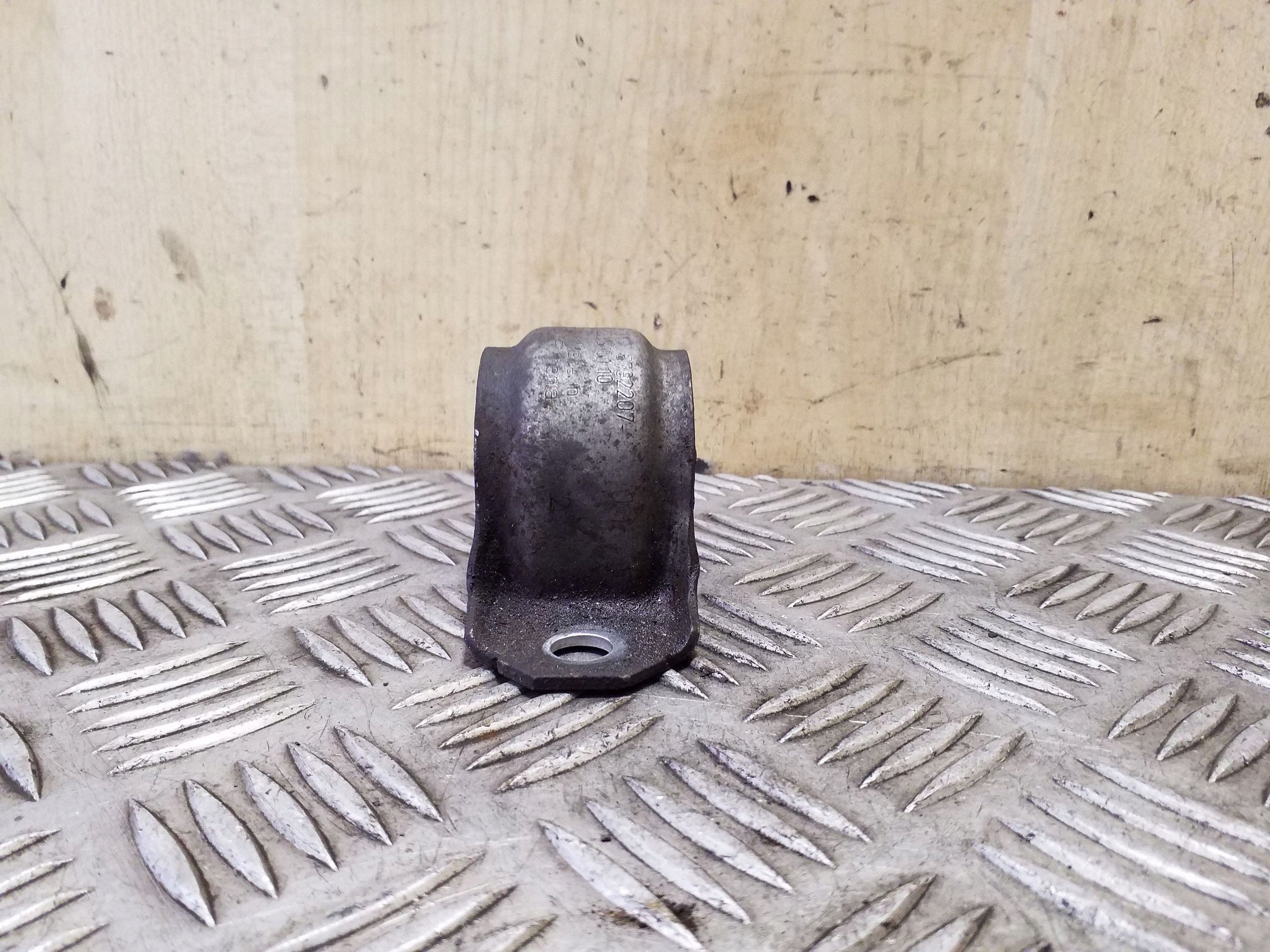 BMW 3 F30 F31 F35 Stabilisator-Halterung vorne 31306792207 image 3
