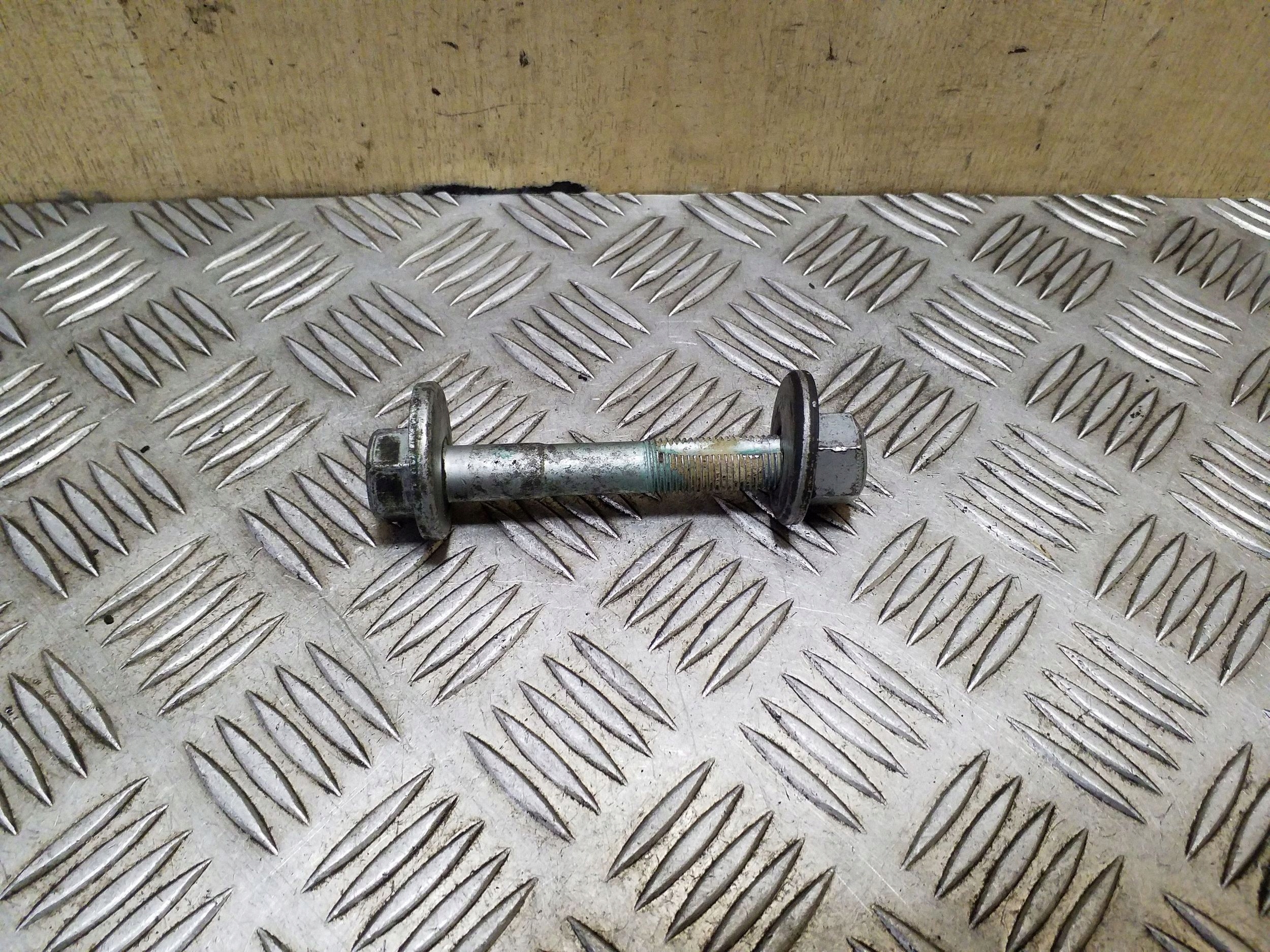 Tornillo excéntrico suspensión delantera VW Touareg I image 2