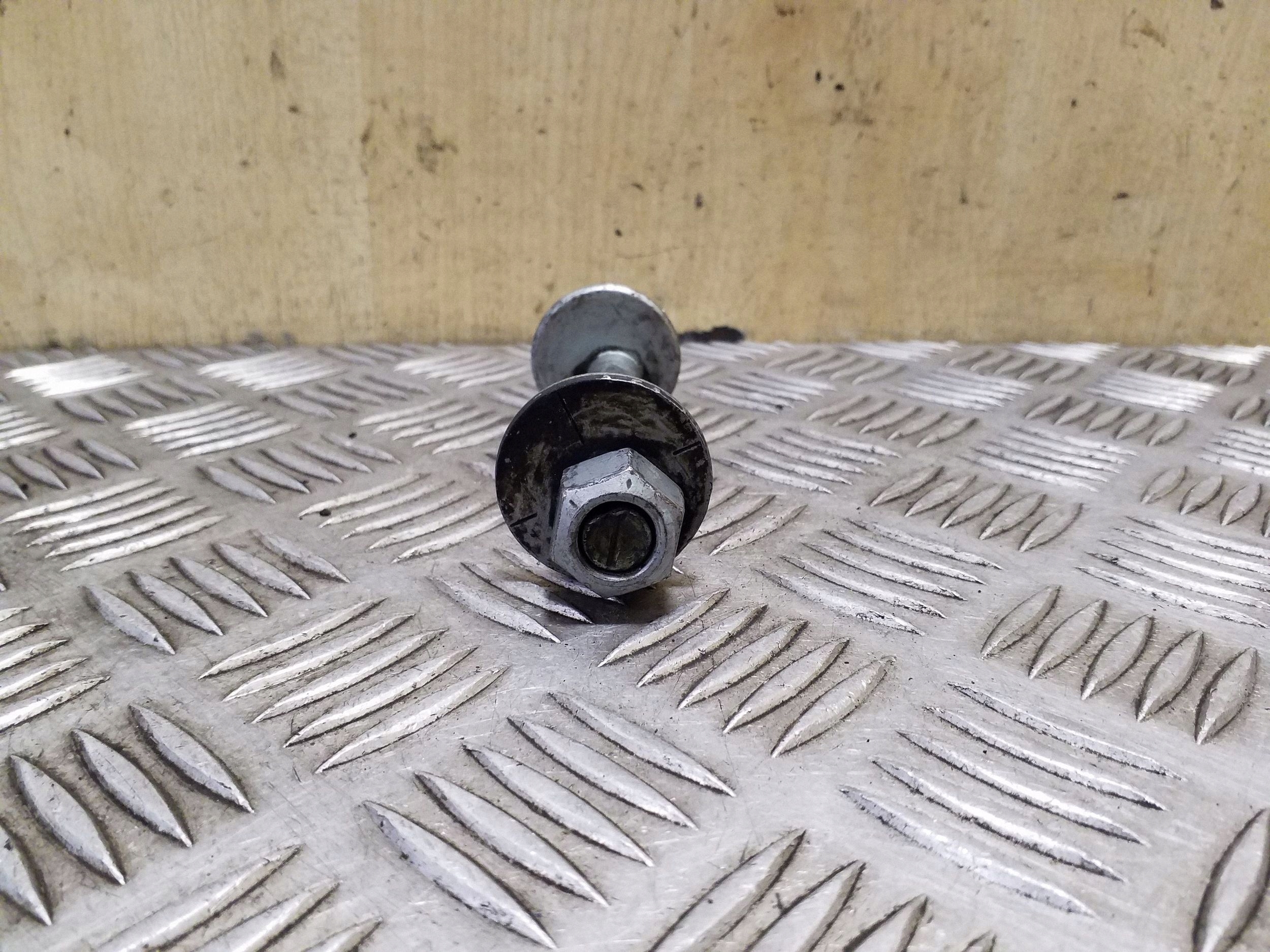 Tornillo excéntrico suspensión delantera VW Touareg I image 3