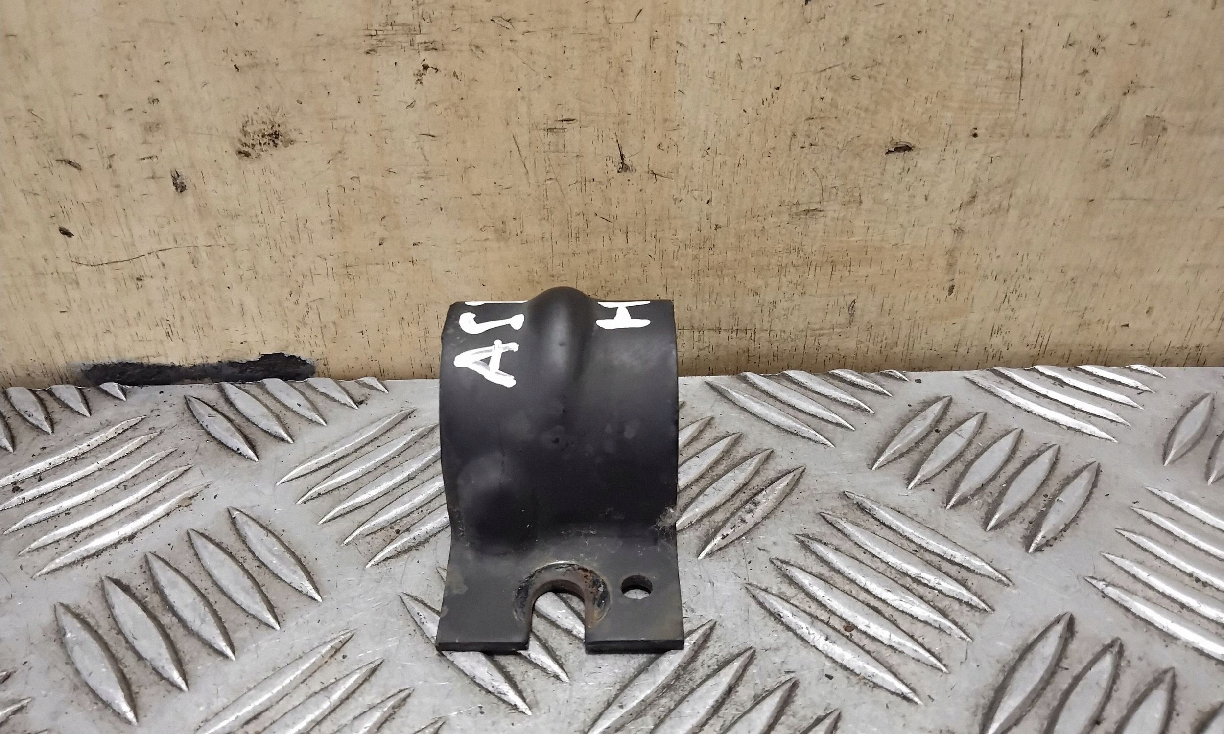 Opel Astra H Stabilisator- Vorderachse Halter OEM VAL153971 image 3