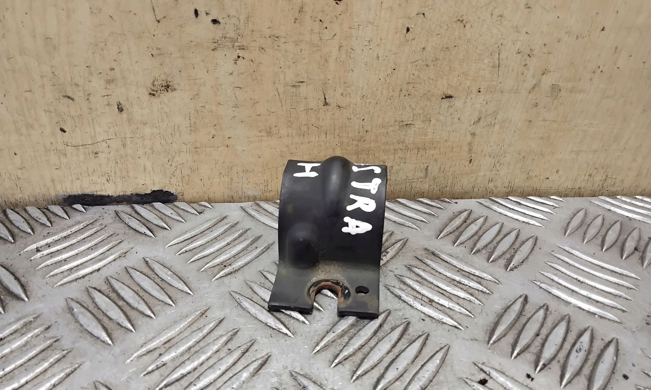 Opel Astra H Stabilisator- Vorderachse Halter OEM VAL153971 image 4