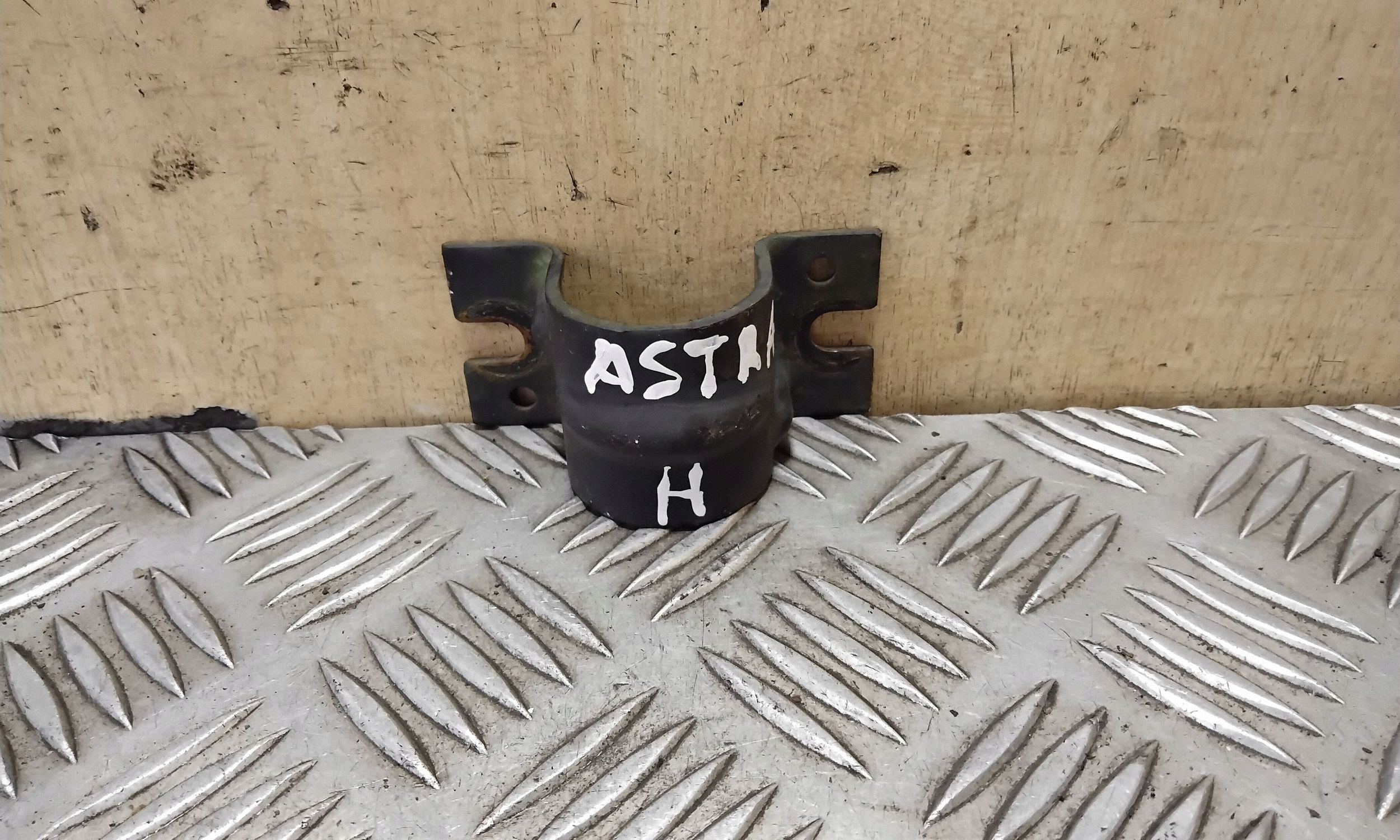 Opel Astra H Front Stabilizer Bracket OEM VAL153969 image 2