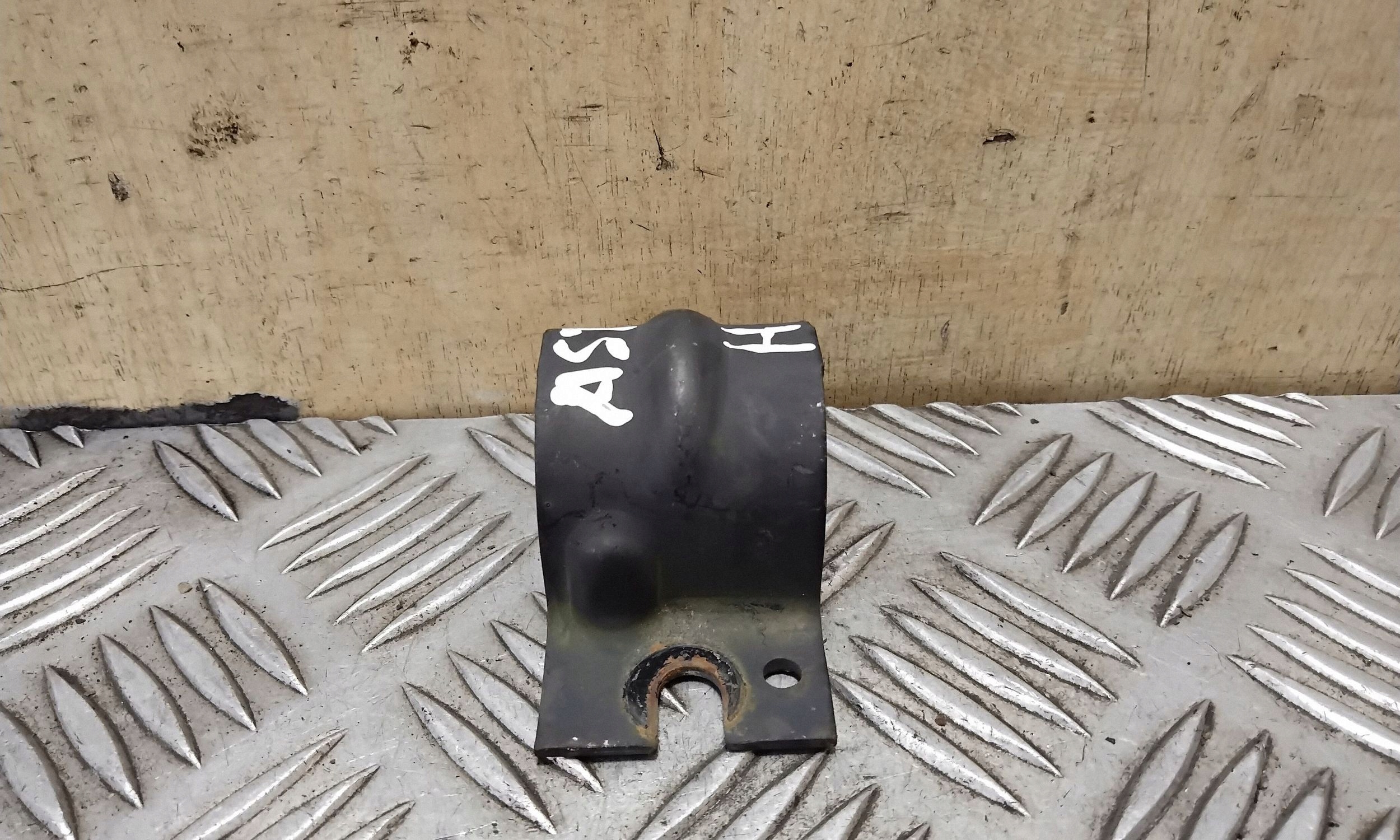 Opel Astra H etumäisen stabilisaattorin kiinnike