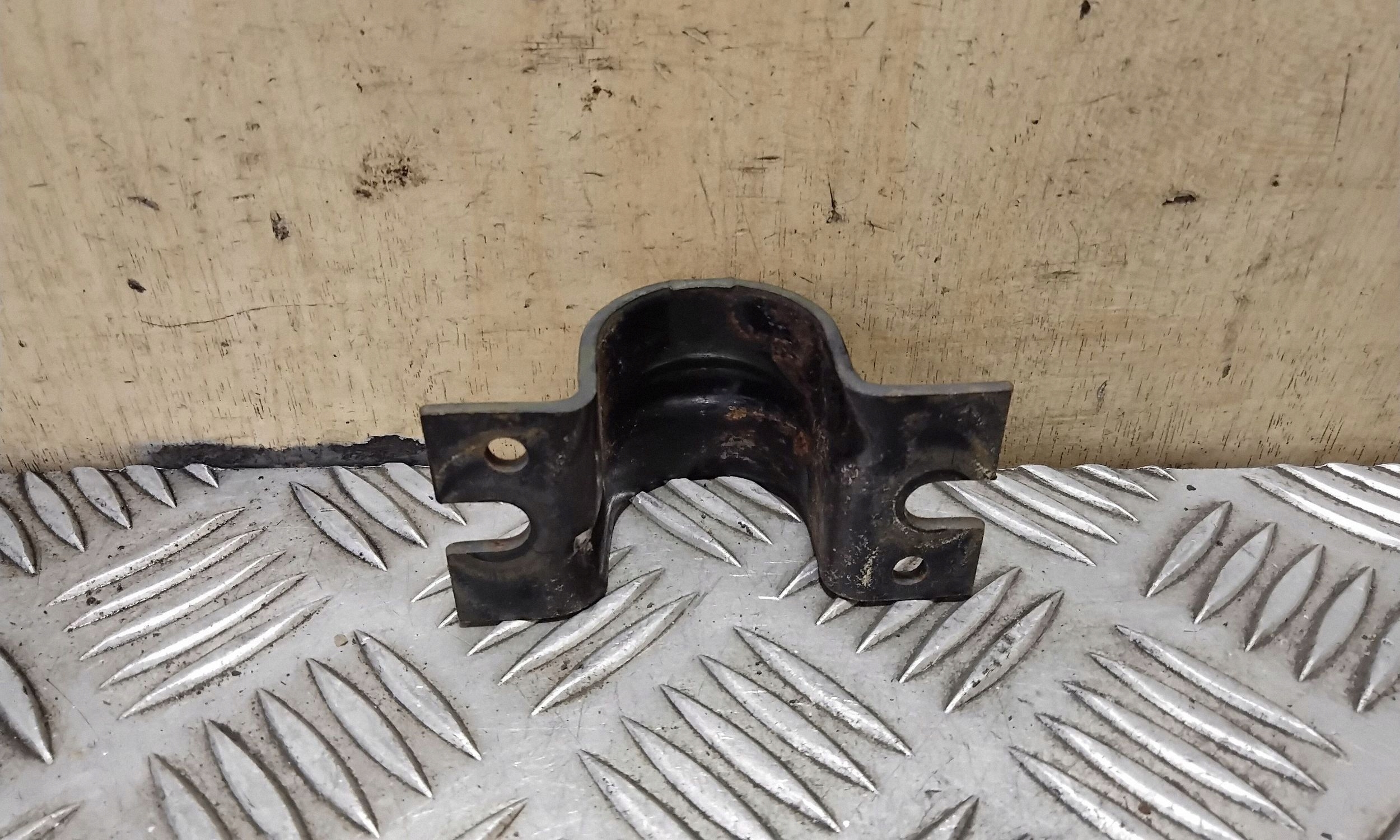 Opel Astra H Front Stabilizer Bracket OEM VAL153969 image 3
