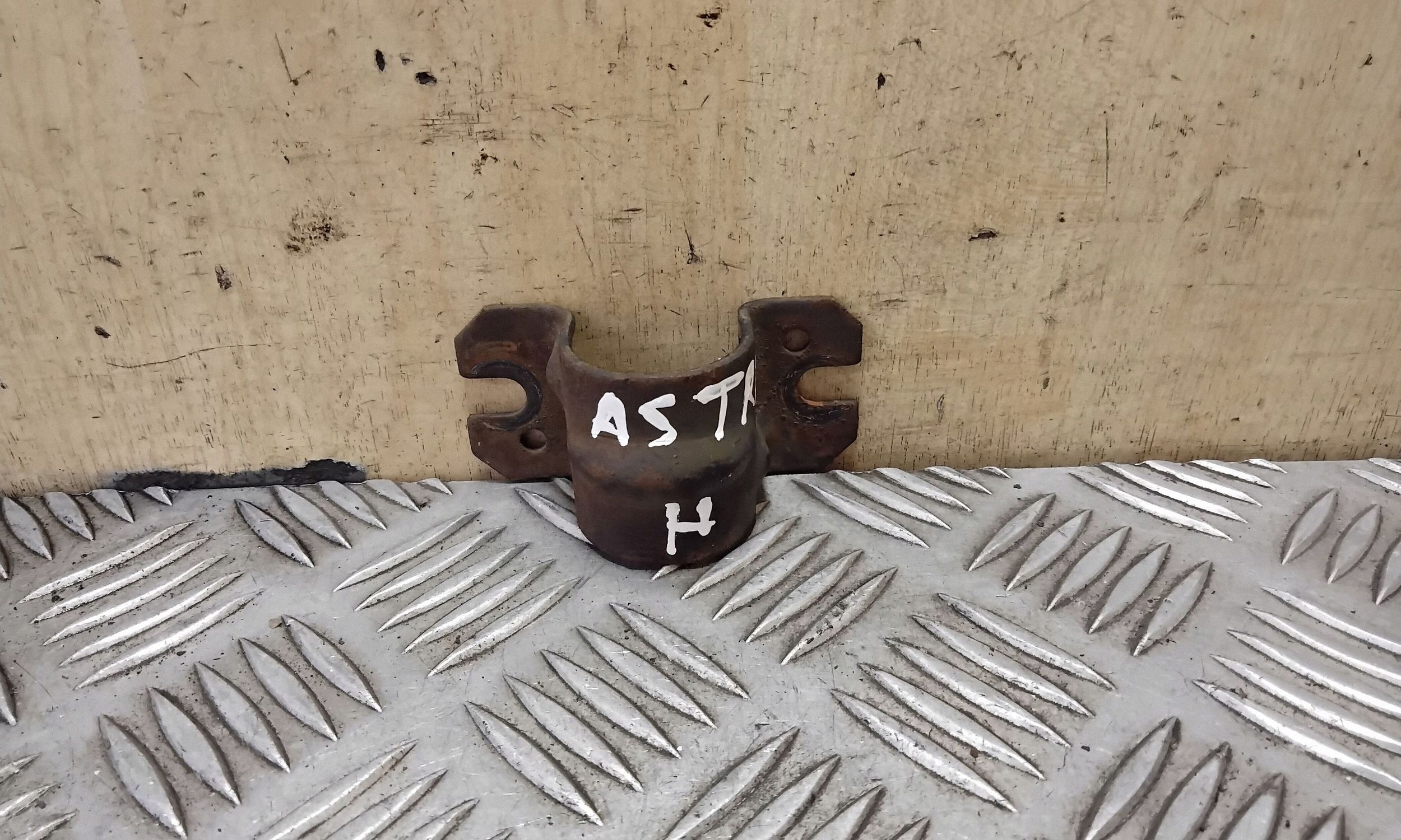Opel Astra H Stabilisator- Vorderachse Halter OEM VAL153967 image 2