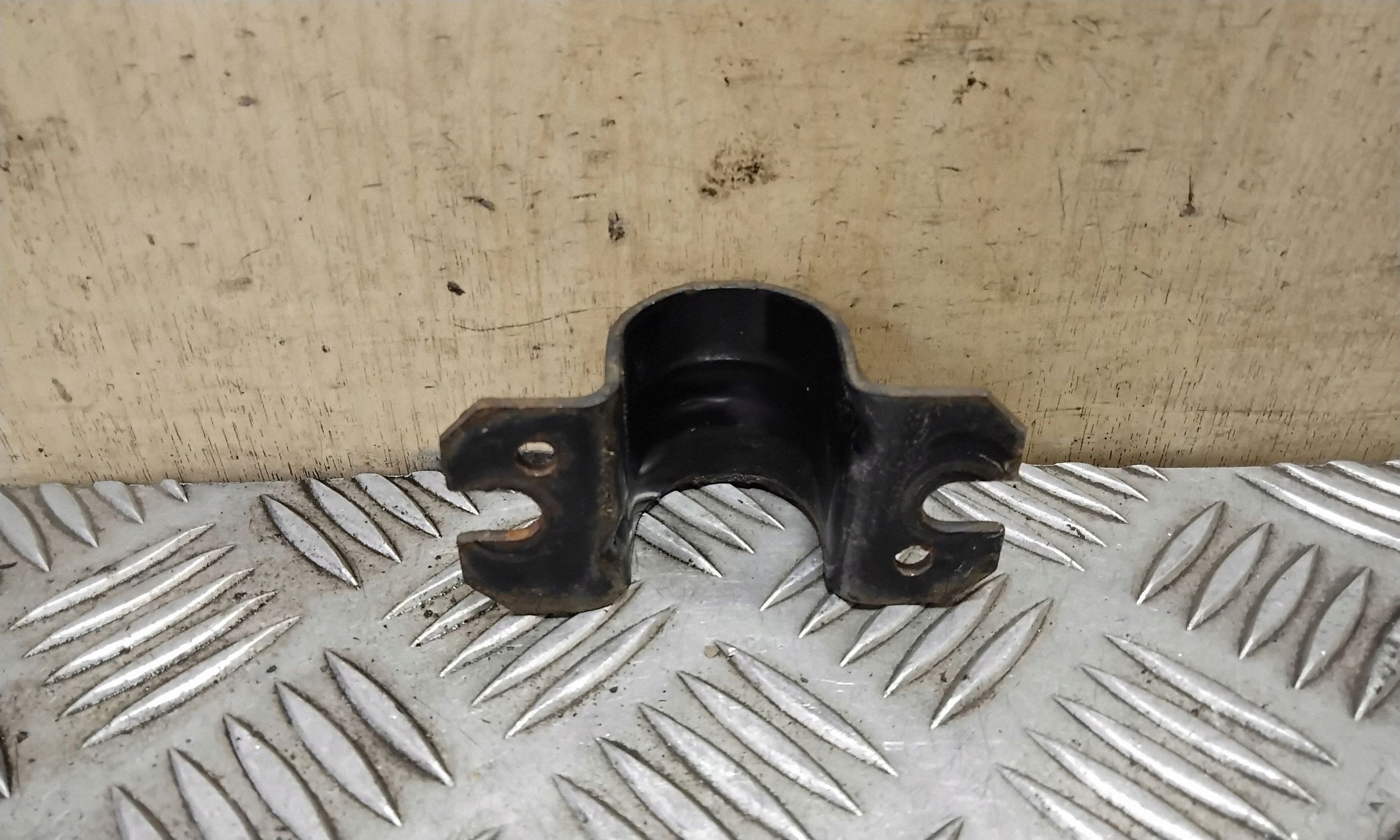 Opel Astra H etumäisen stabilisaattorin puristin