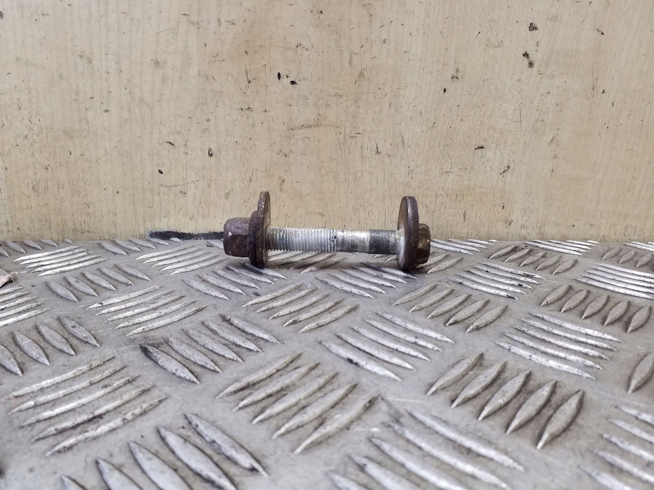 Vis excentrique suspension avant VW Passat B7 image 2