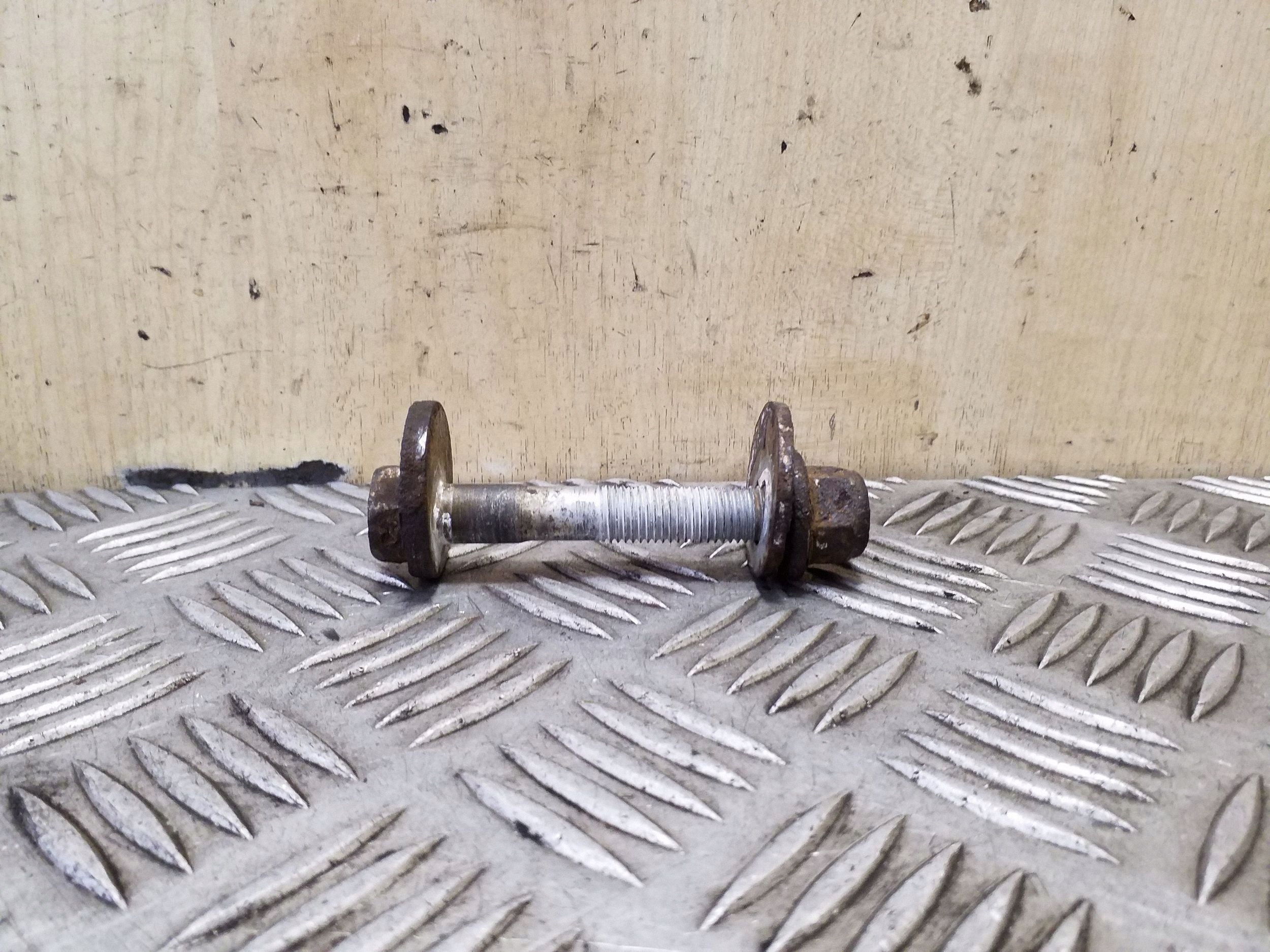 Vis excentrique suspension avant VW Passat B7 image 3