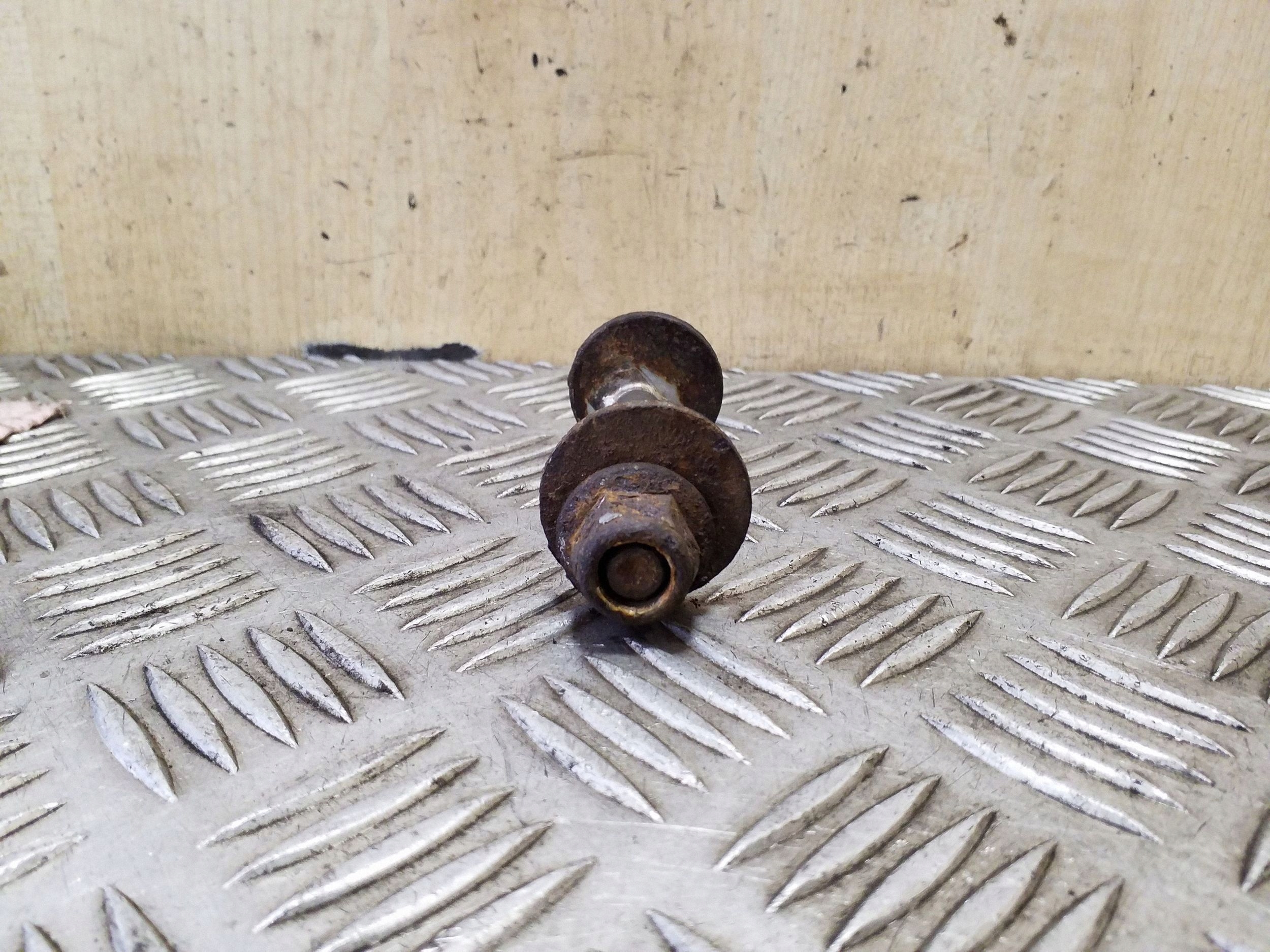 Vis excentrique suspension avant VW Passat B7 image 4