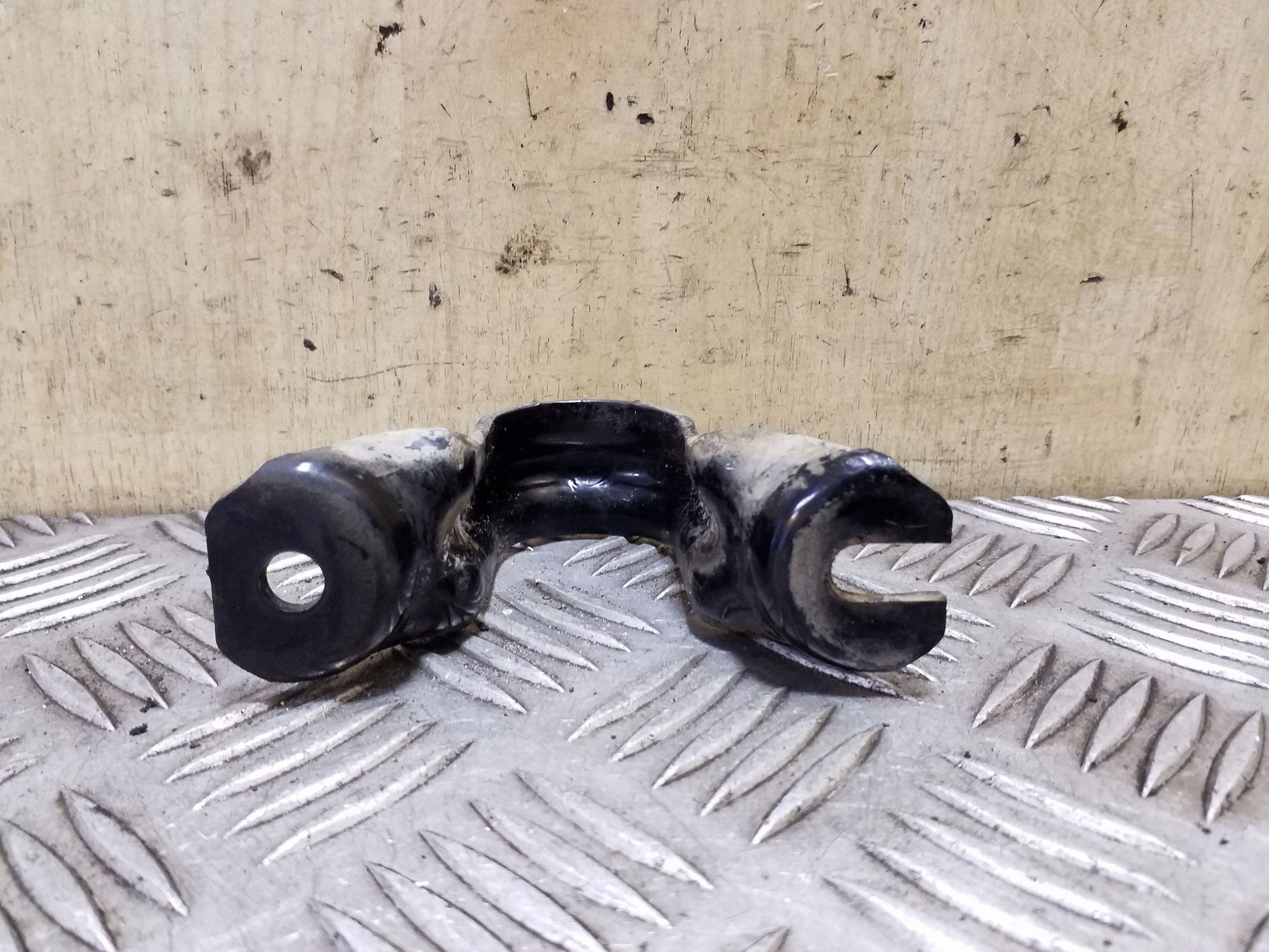 Nissan X-Trail T31 etummainen stabilisaattorin kiinnike