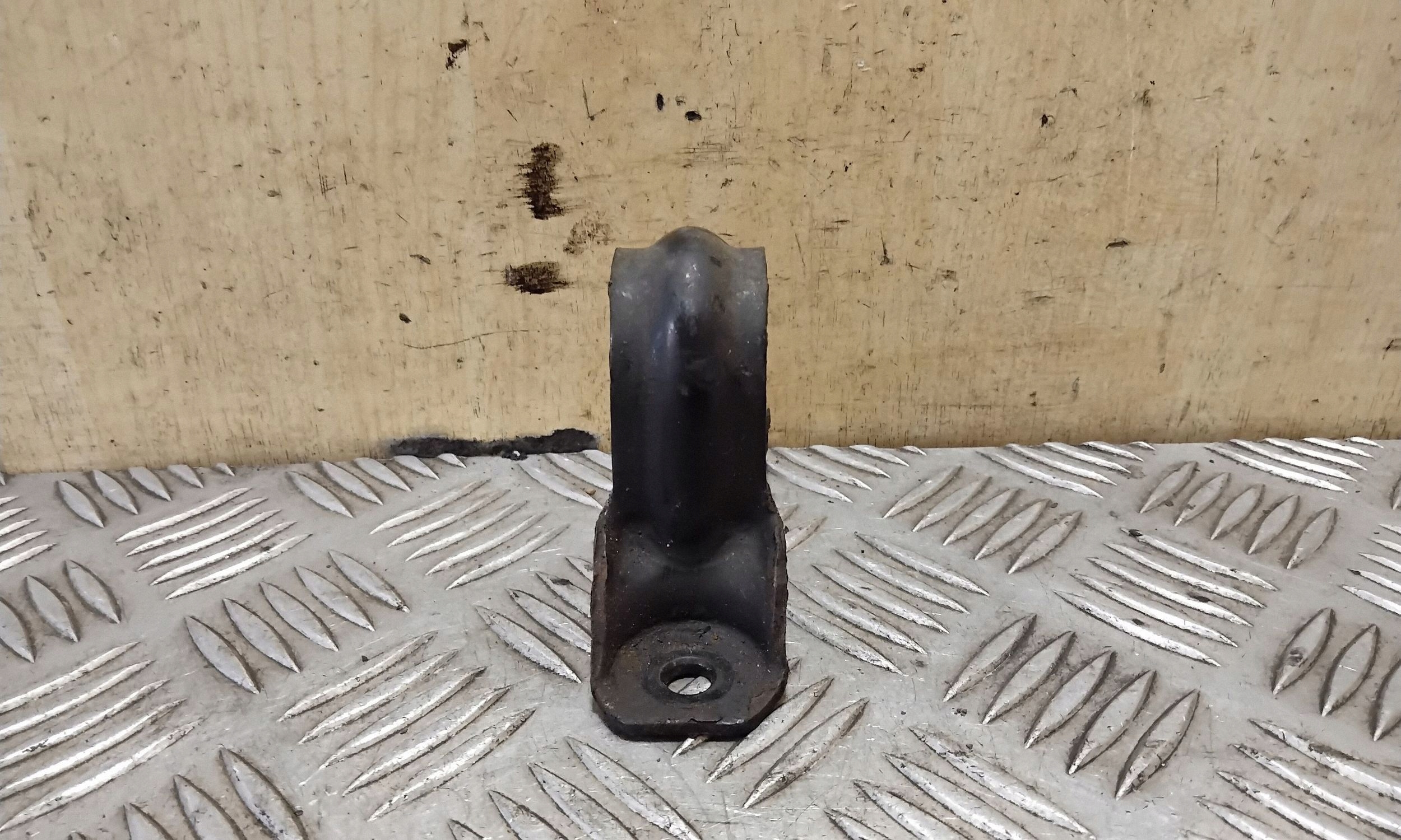 Nissan X-Trail T31 Stabilisatorhalter vorne OEM VAL157865 image 2