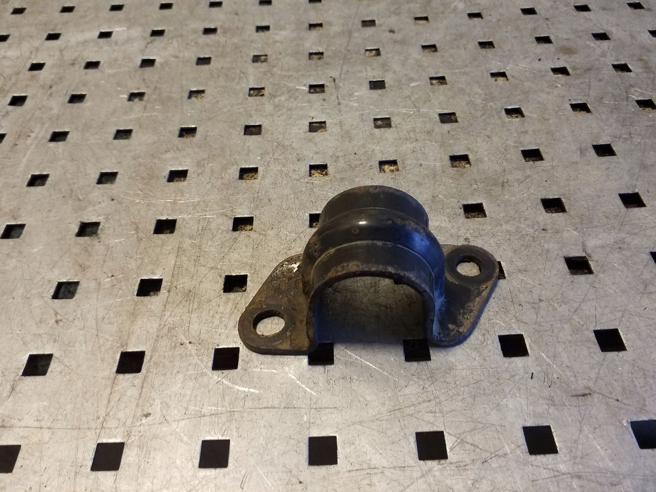 Nissan X-Trail T30 Front Stabilizer Bracket Left VAL164353 image 2