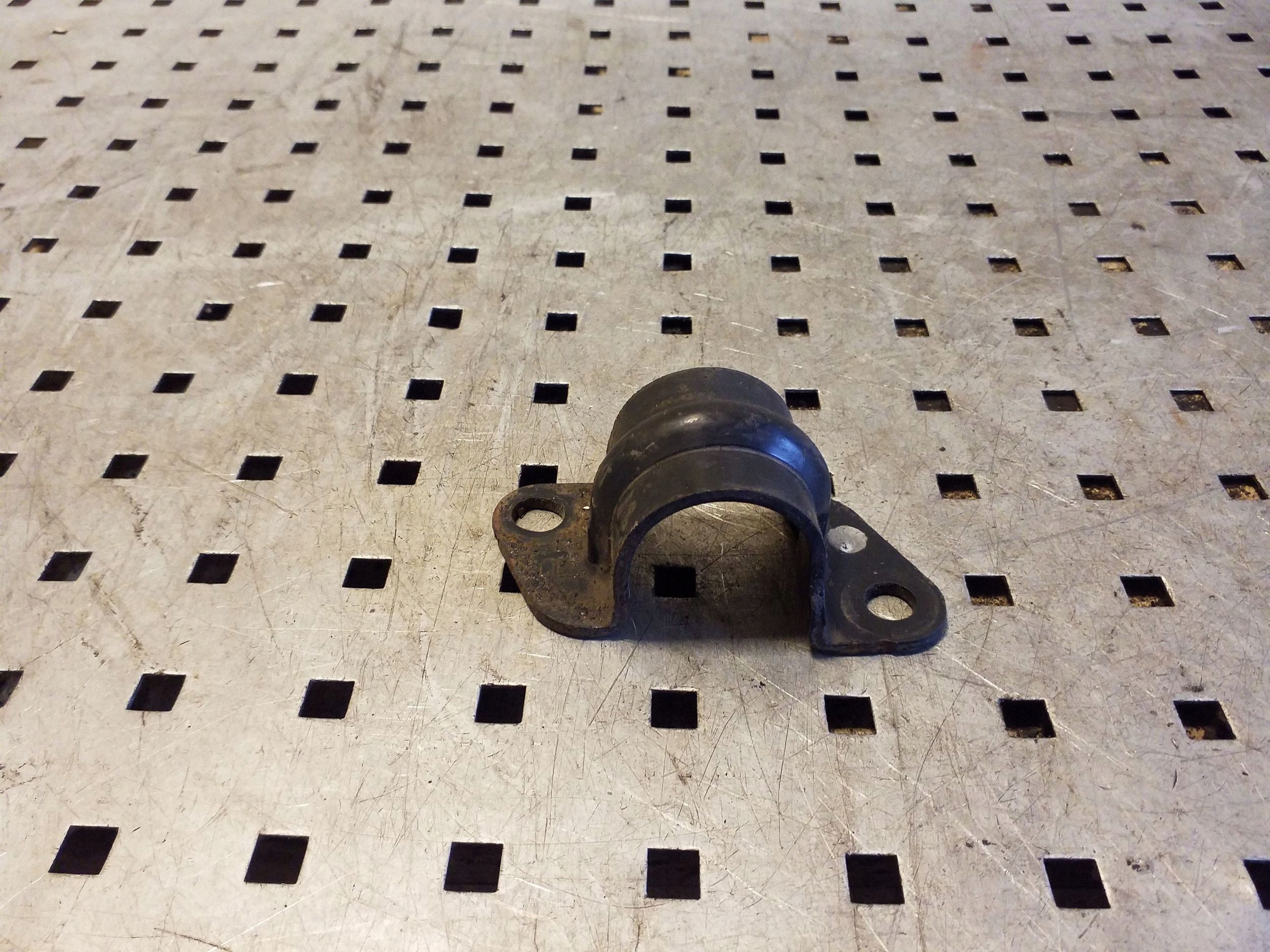 Nissan X-Trail T30 Front Stabilizer Bracket Right VAL164337 image 2