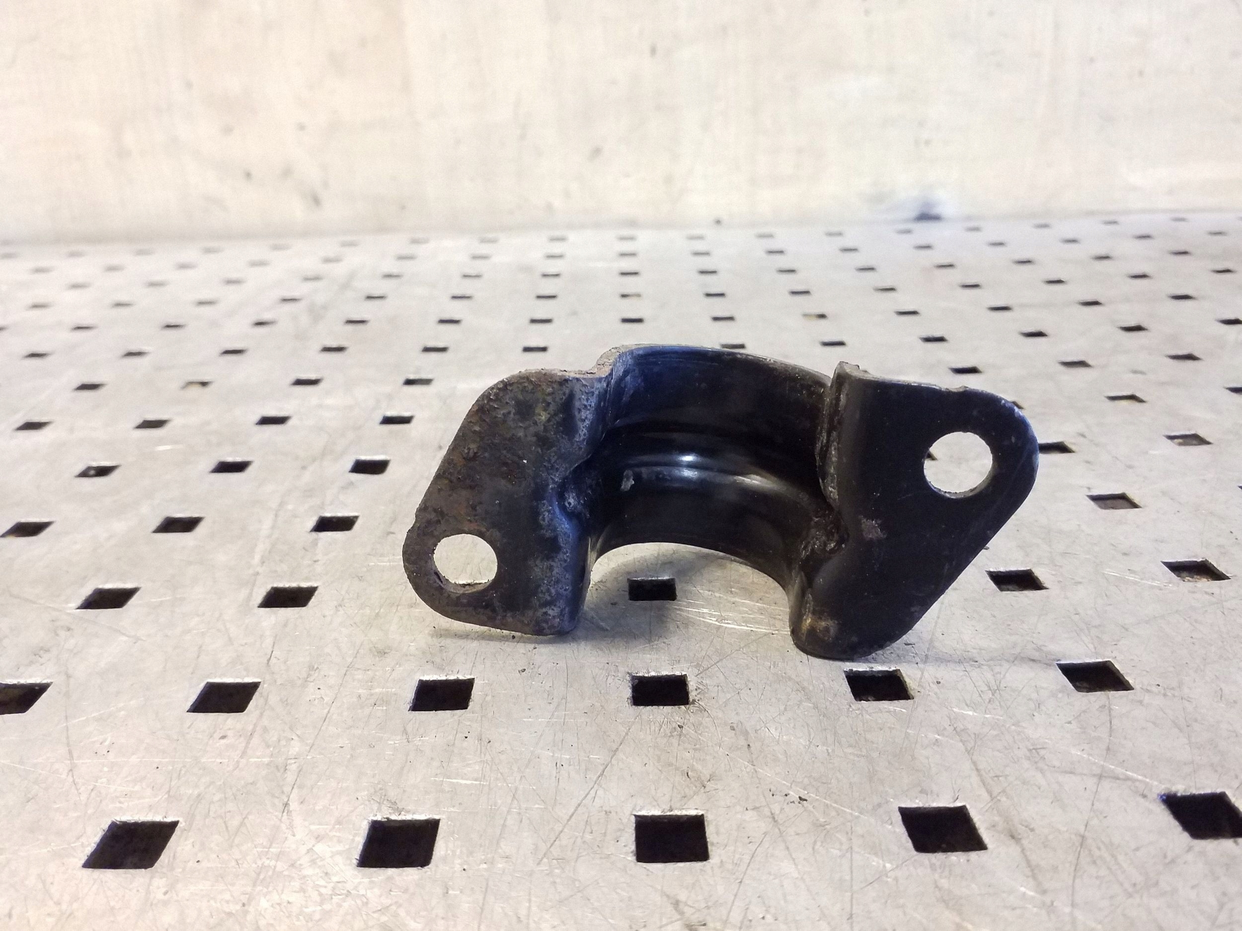 Nissan X-Trail T30 Front Stabilizer Bracket Right VAL164337 image 3